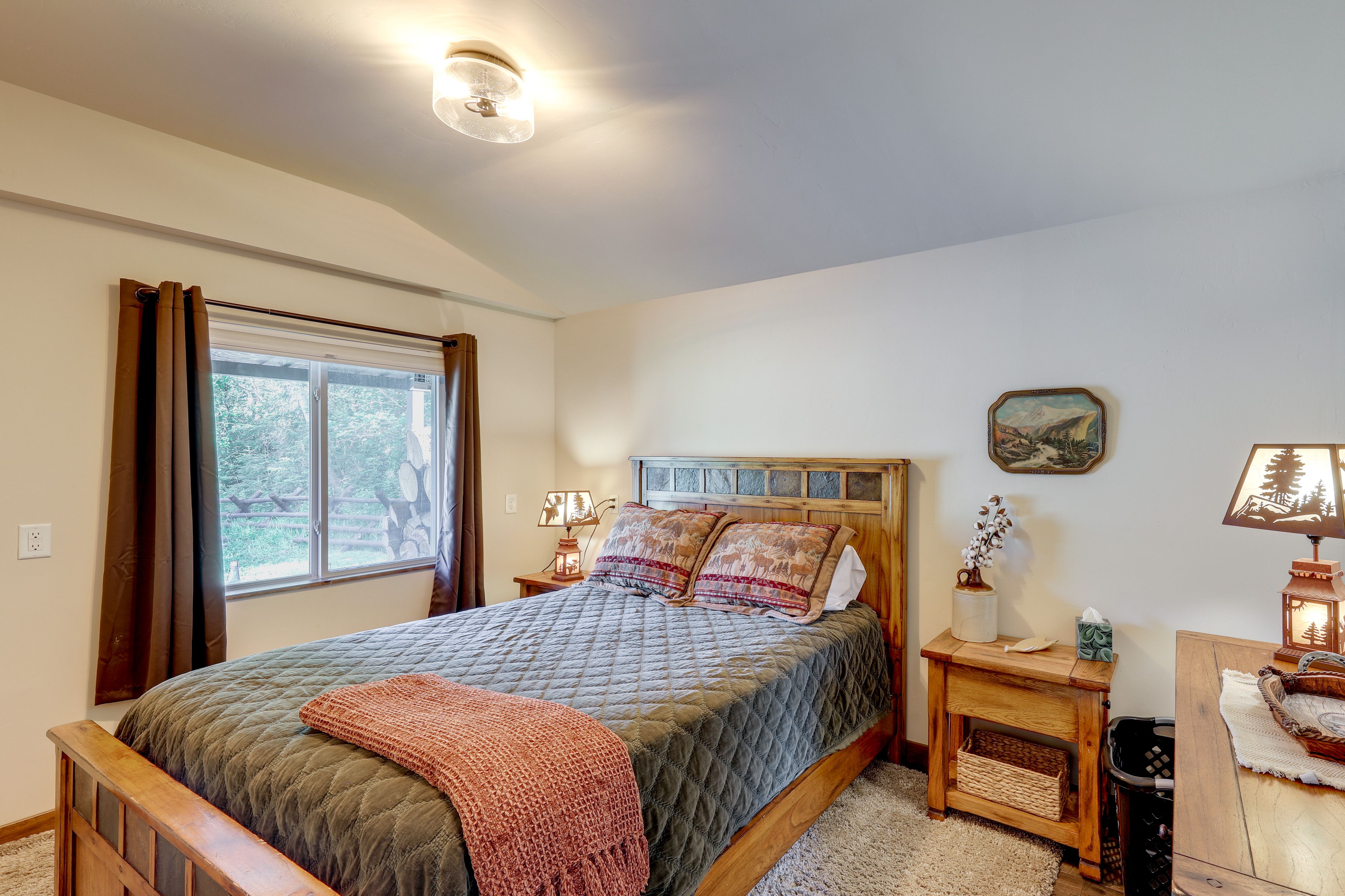 Bedroom | Queen Bed