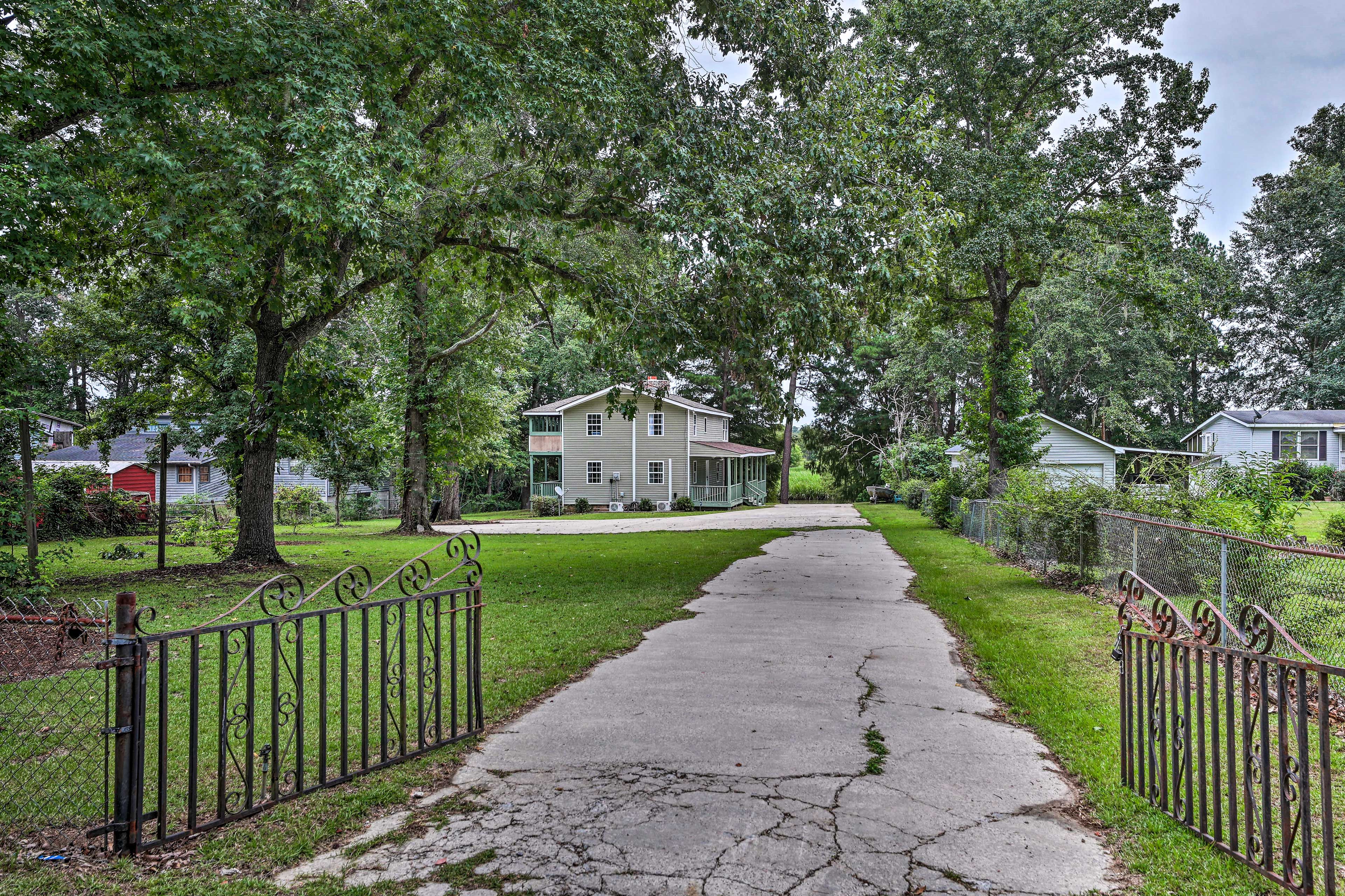 Parking | Driveway (6 Vehicles) | RV/Trailer Parking Allowed