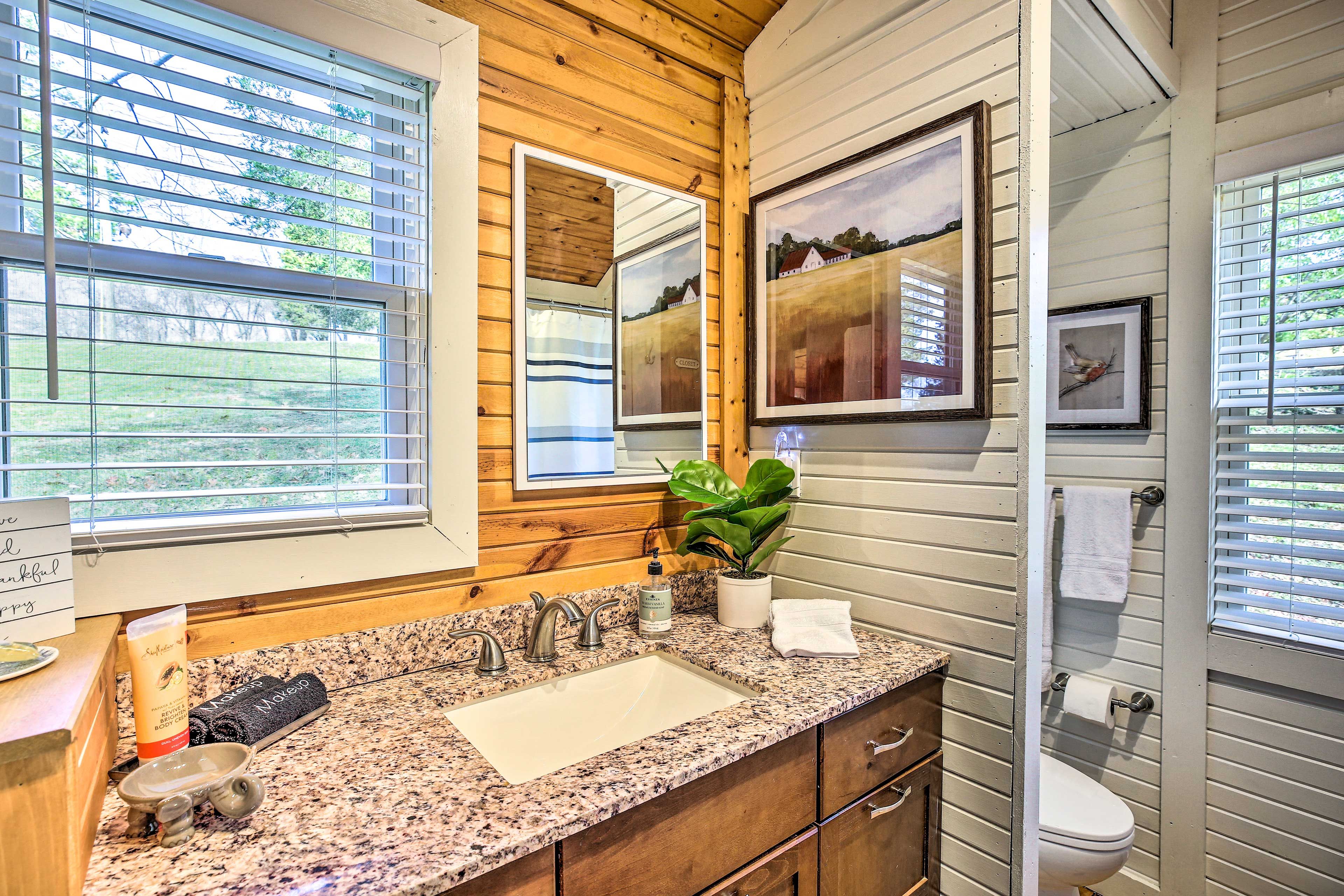 Full Bathroom | Towels Provided