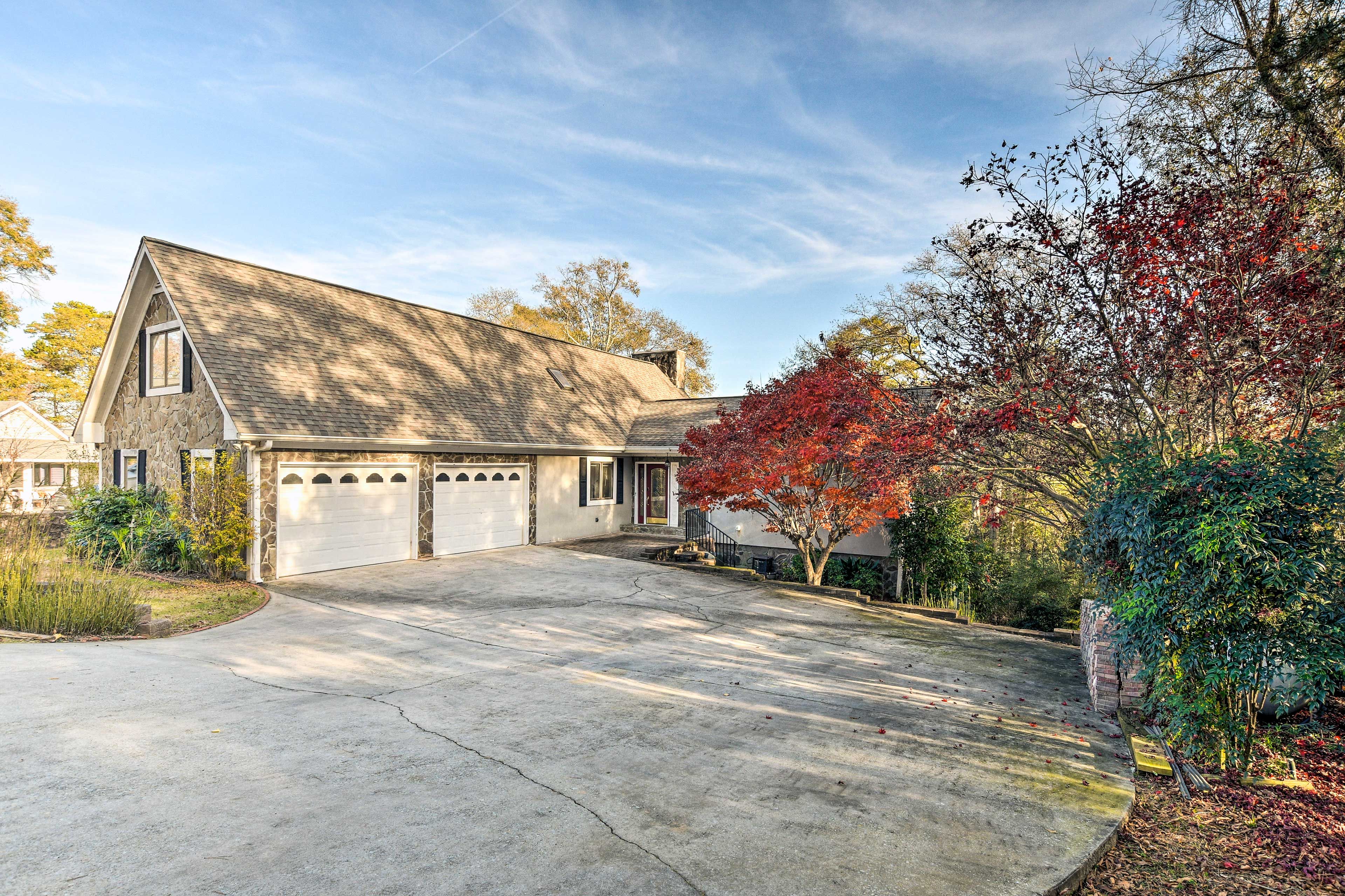 Parking | Driveway (5 Vehicles) | Garage (1 Vehicle)