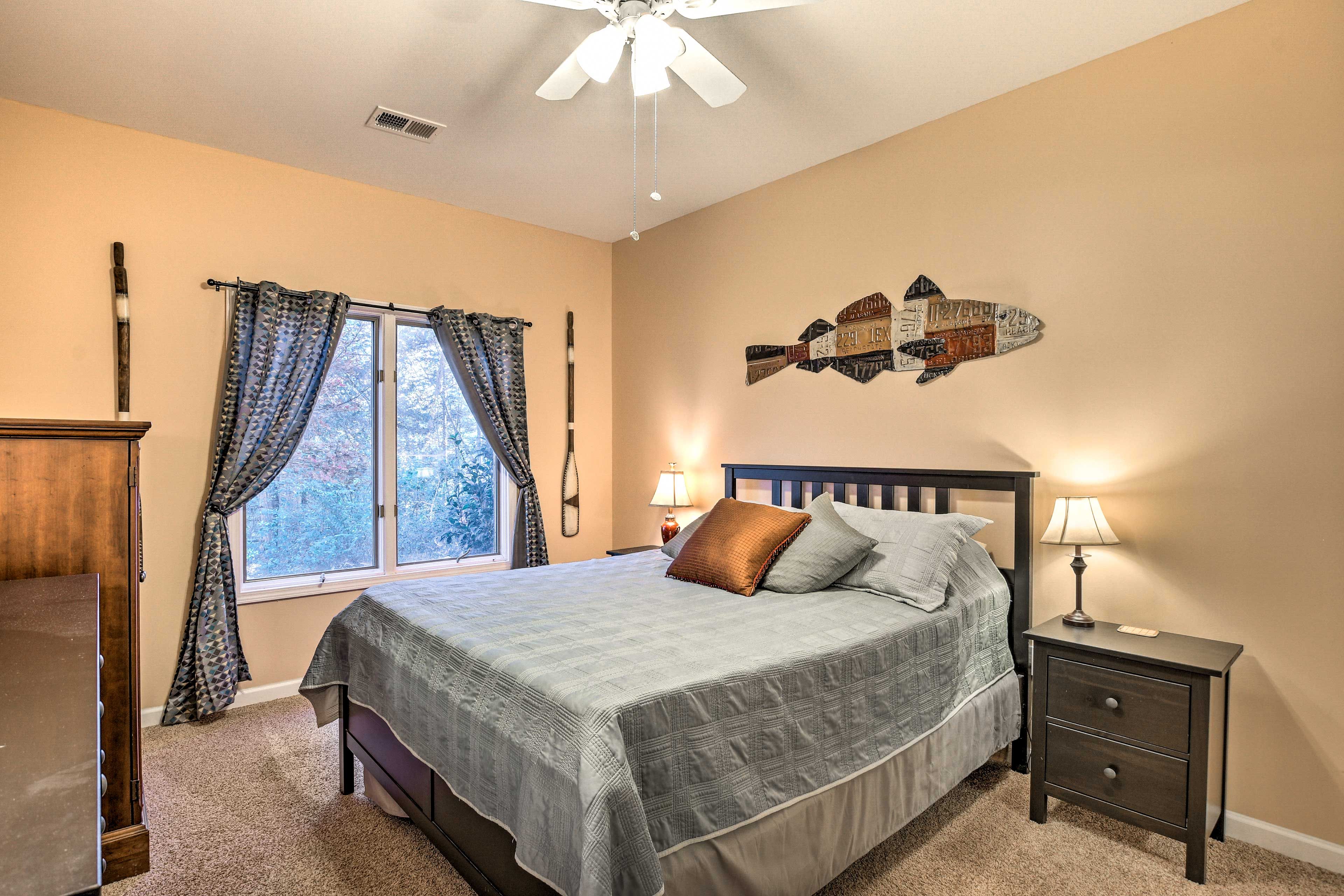 Bedroom 1 | Queen Bed