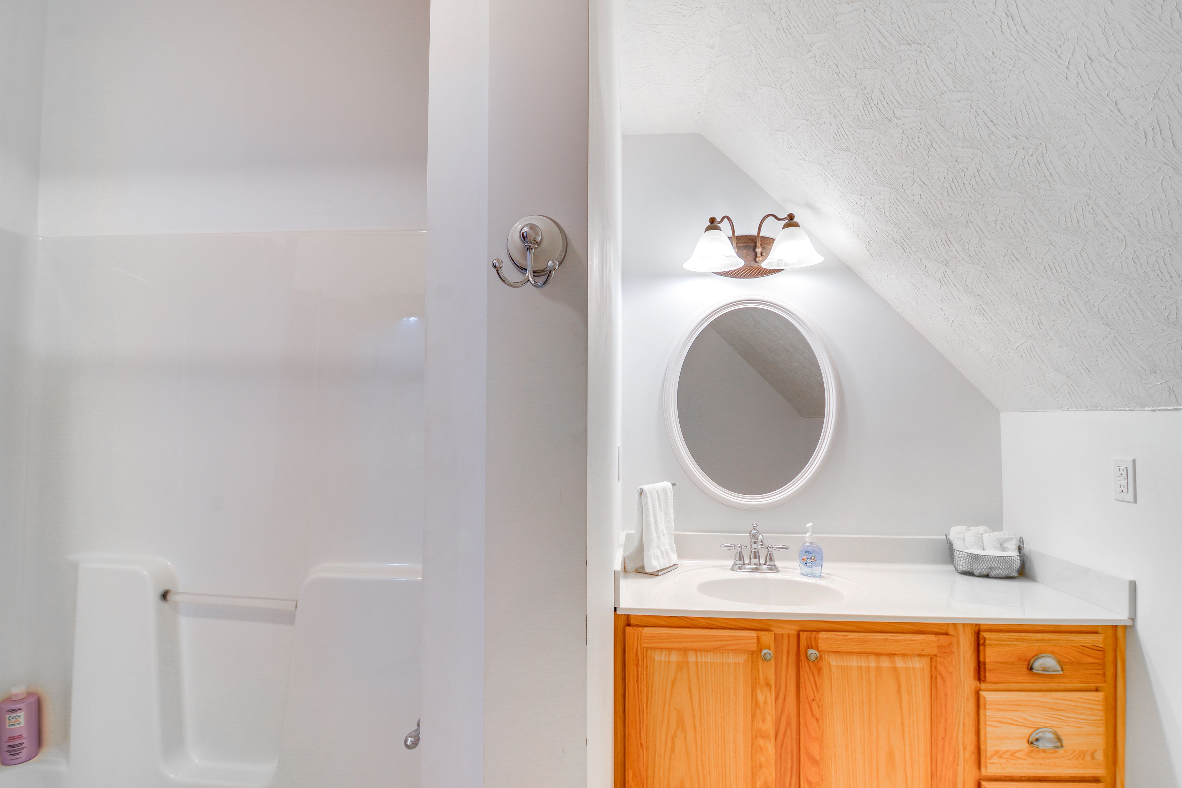 Full Bathroom | 2nd Floor