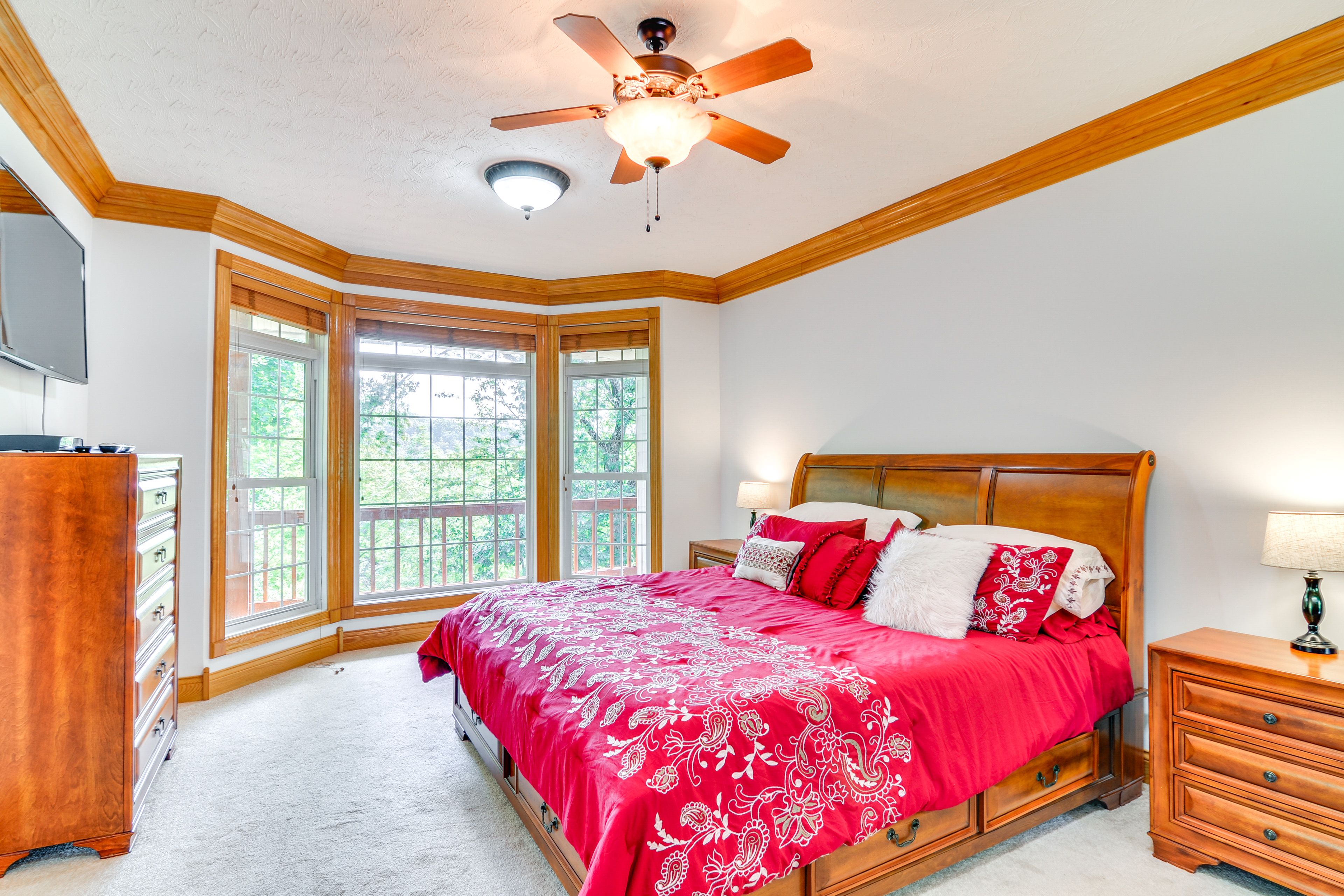 Bedroom 1 | King Bed | 1st Floor