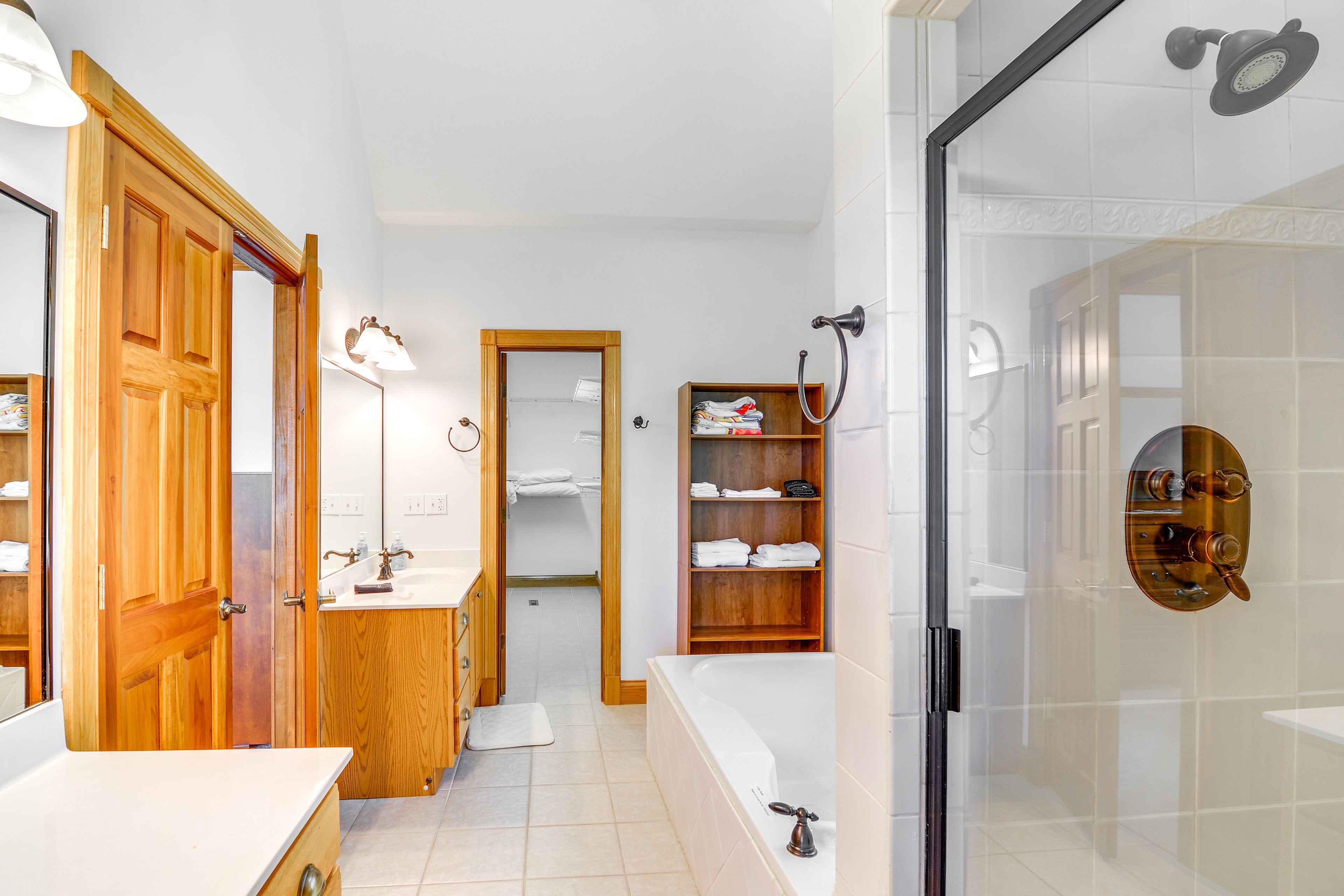En-Suite Bathroom | 1st Floor | Jetted Bathtub
