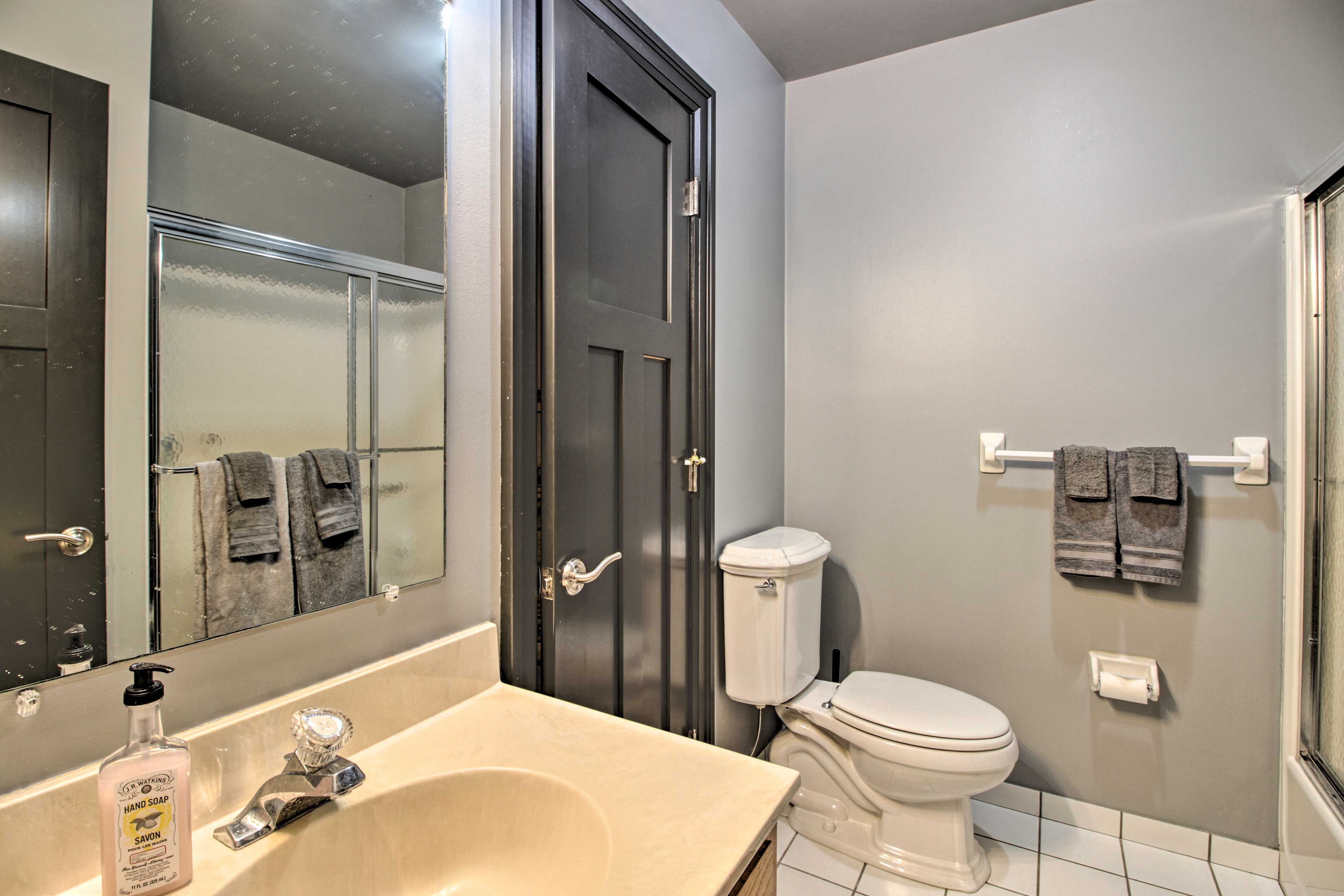 Full Bathroom | Towels Provided