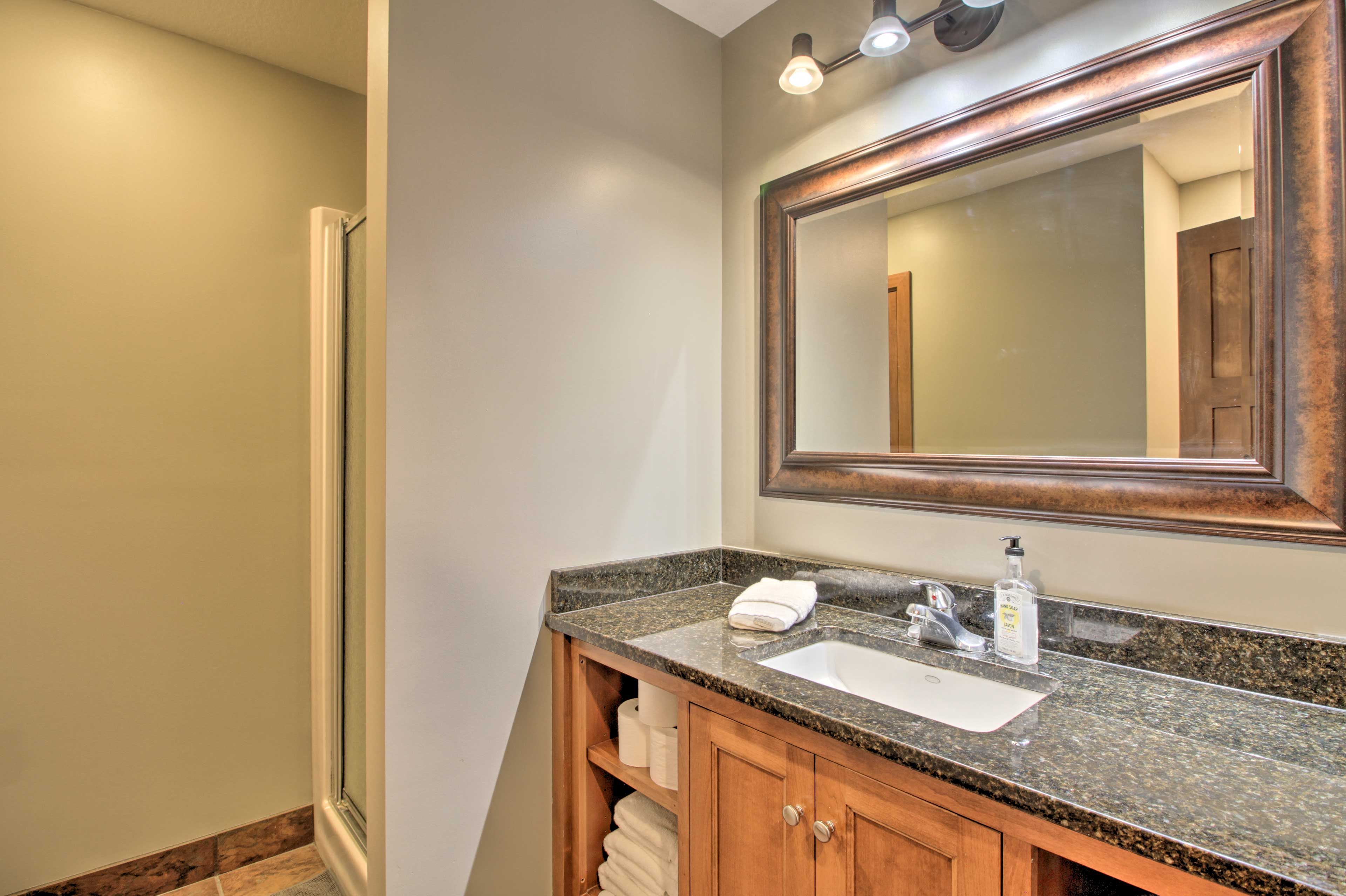 Full Bathroom | Towels Provided