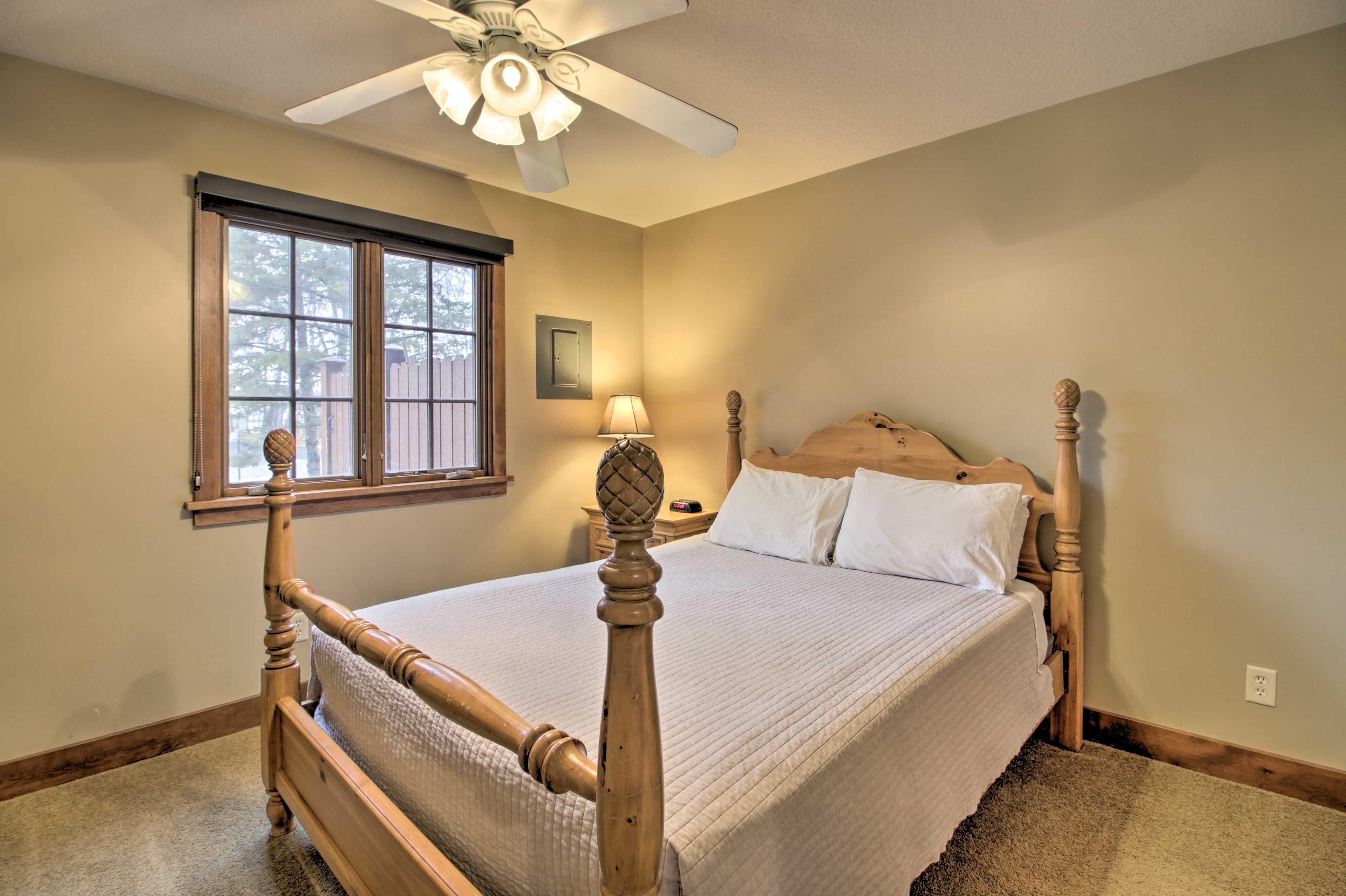 Bedroom 3 | Queen Bed