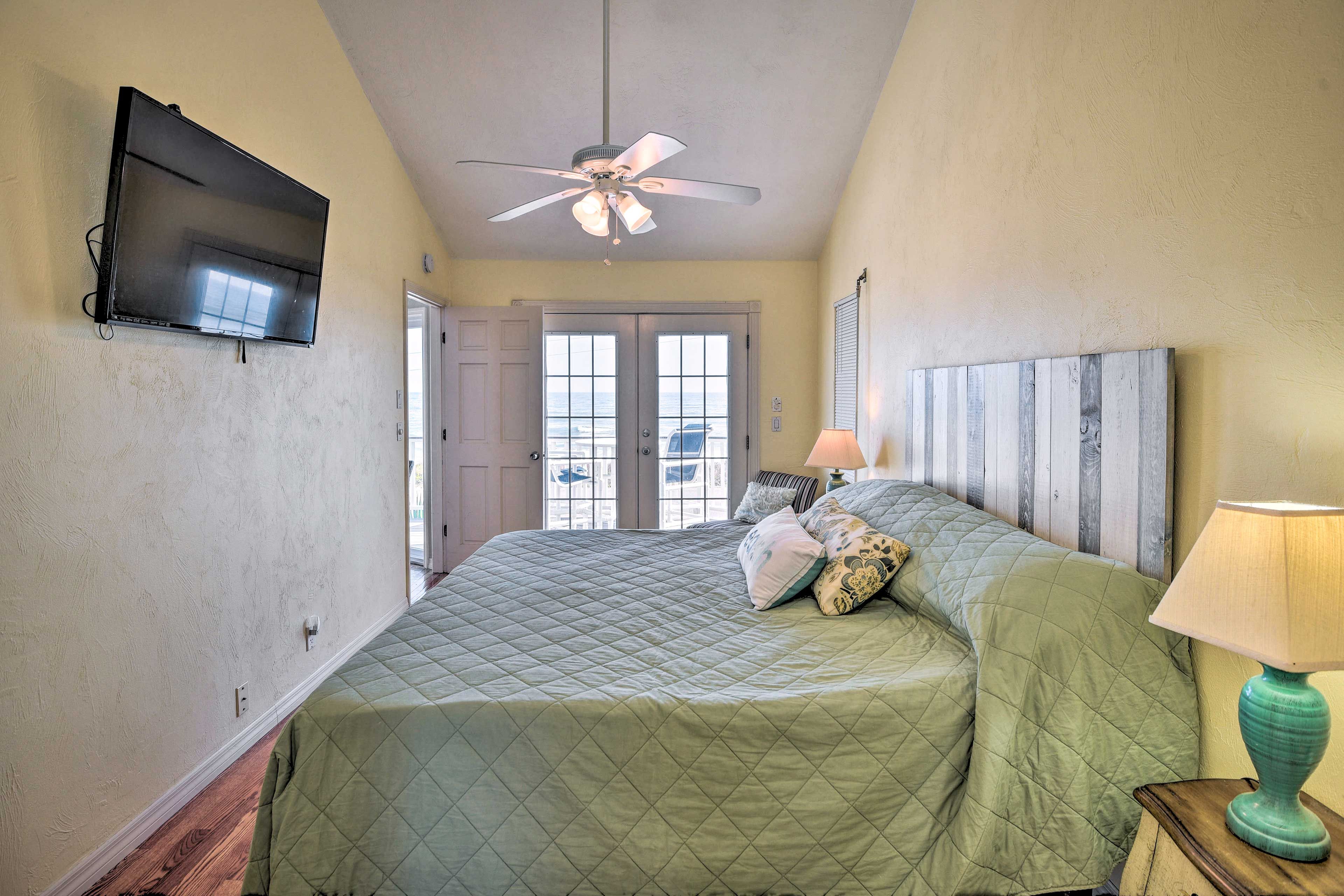 Bedroom 2 | Smart TV | Deck Access | En-Suite Bathroom