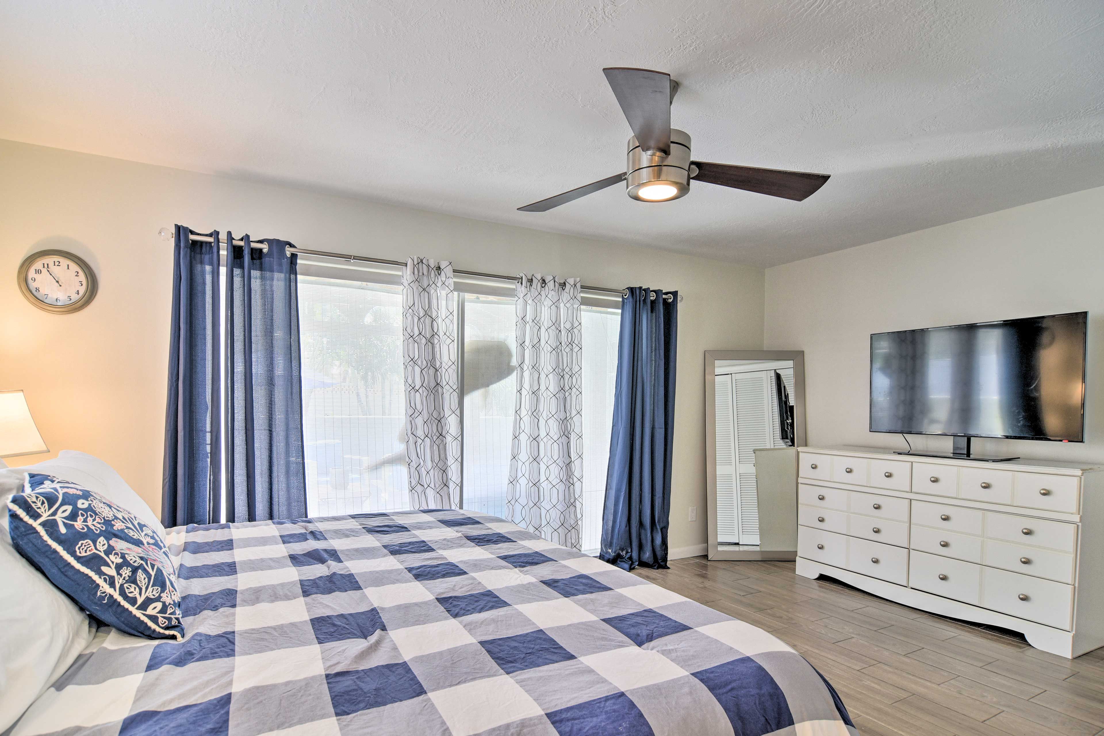 Bedroom 1 | Smart TV w/ Cable