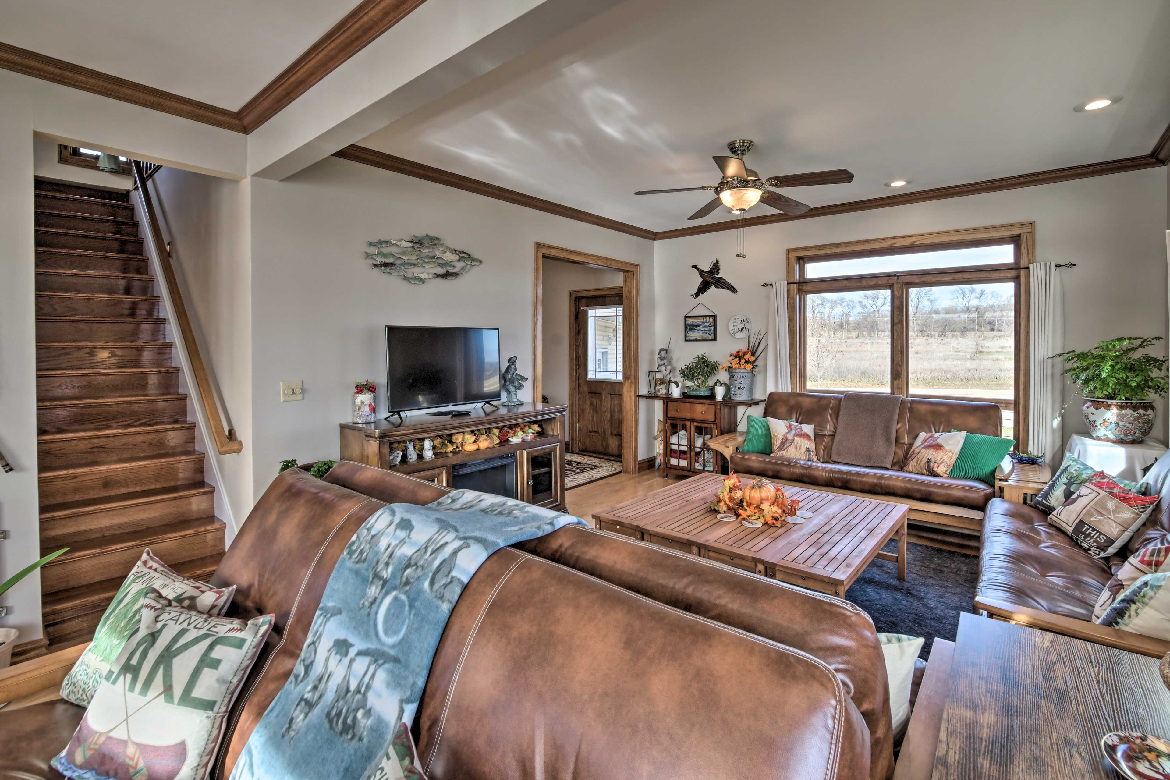 Living Room | Smart TV | Board Games | Books