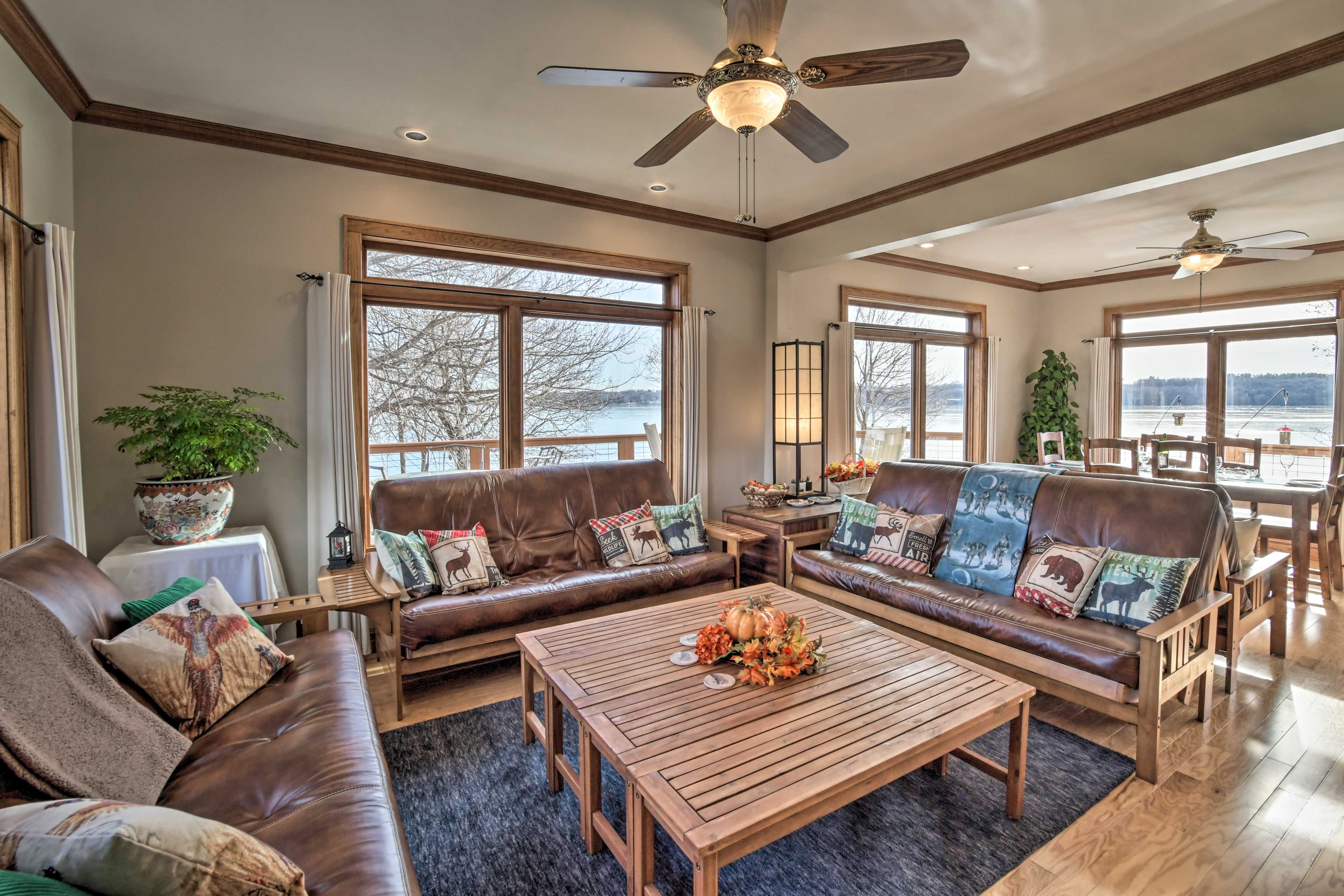 Living Room | Free WiFi | Central A/C & Heat