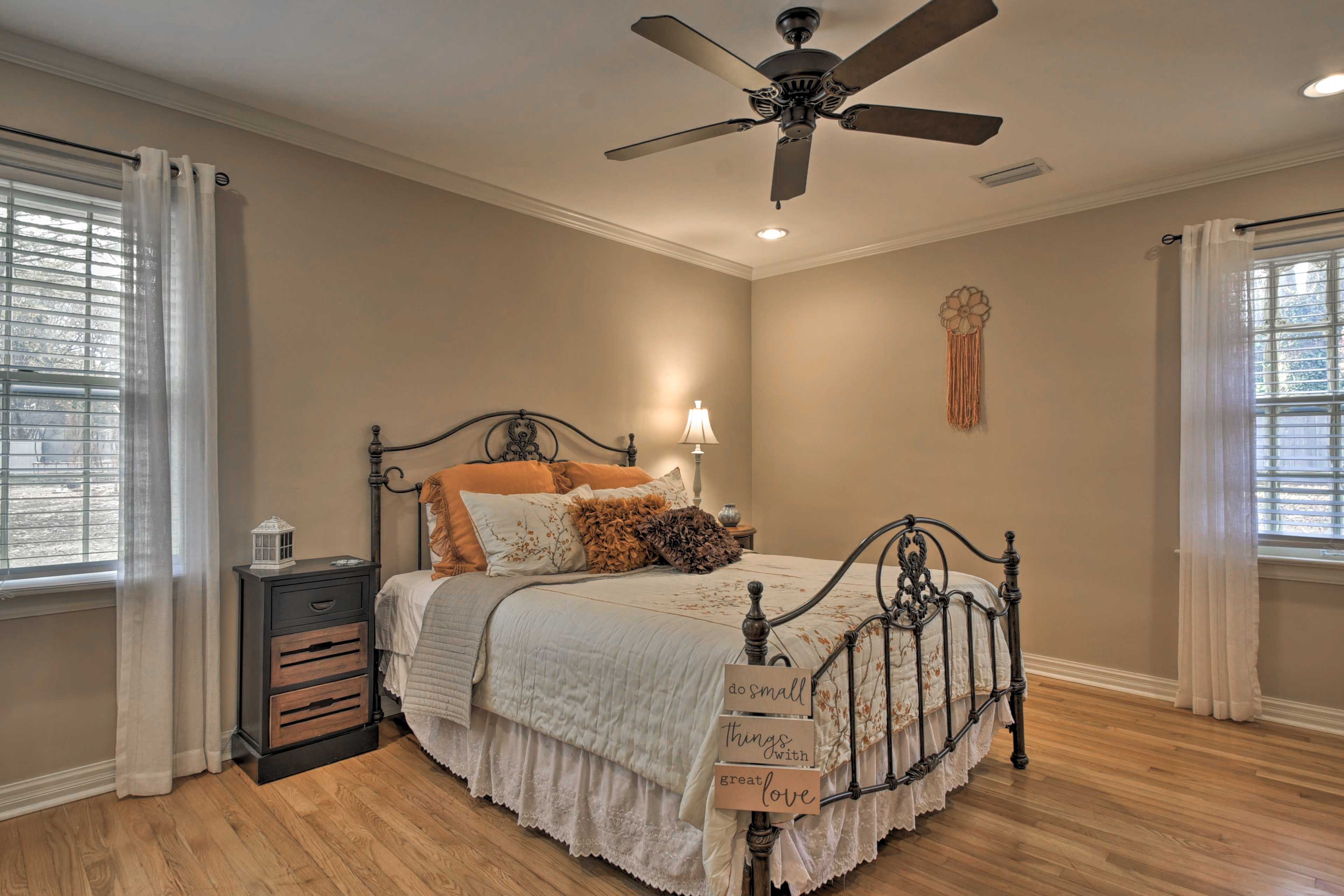 Bedroom 1 | Queen Bed