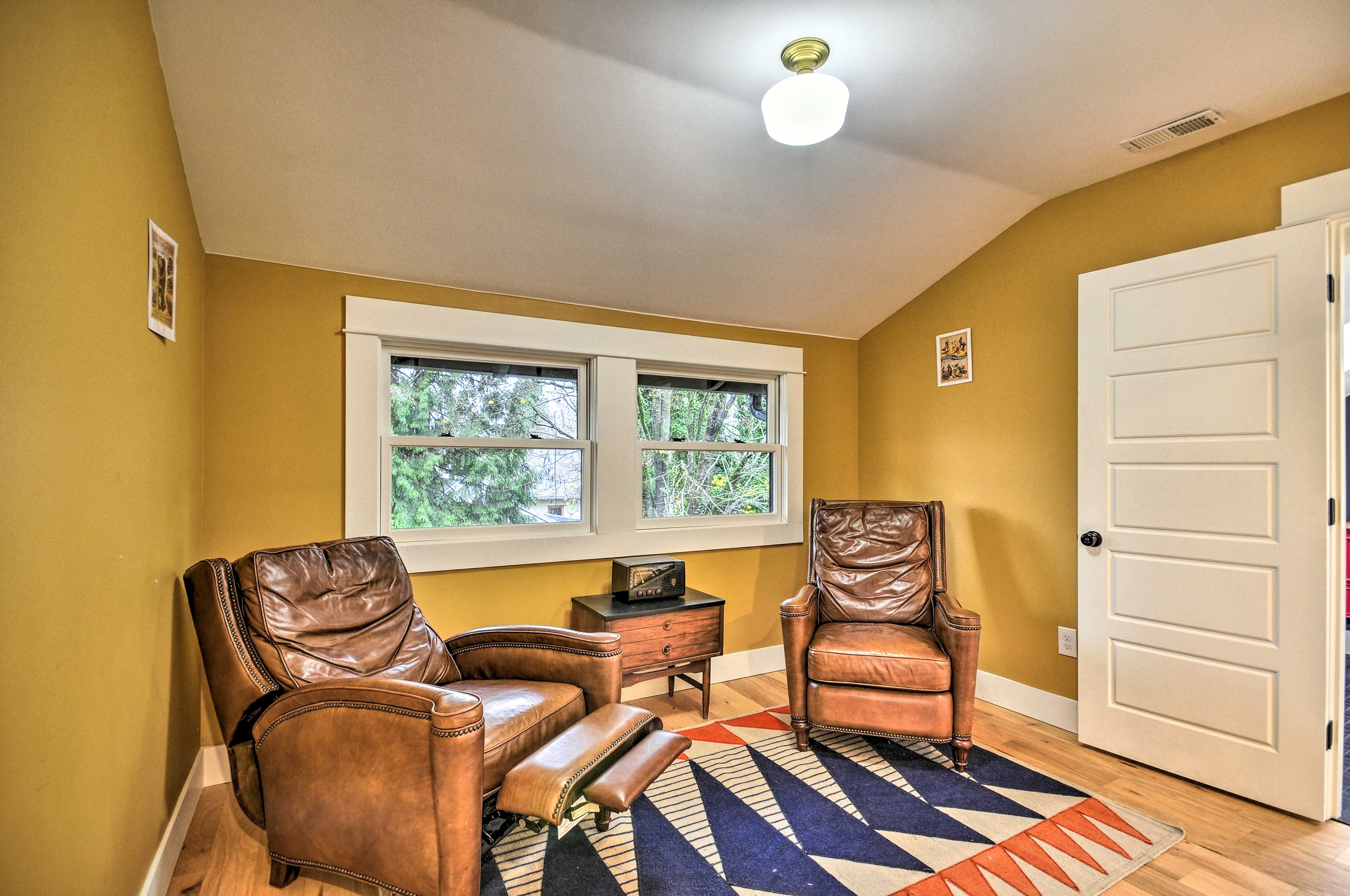 Lounge Area | 2nd-Floor Unit | 800 Sq Ft