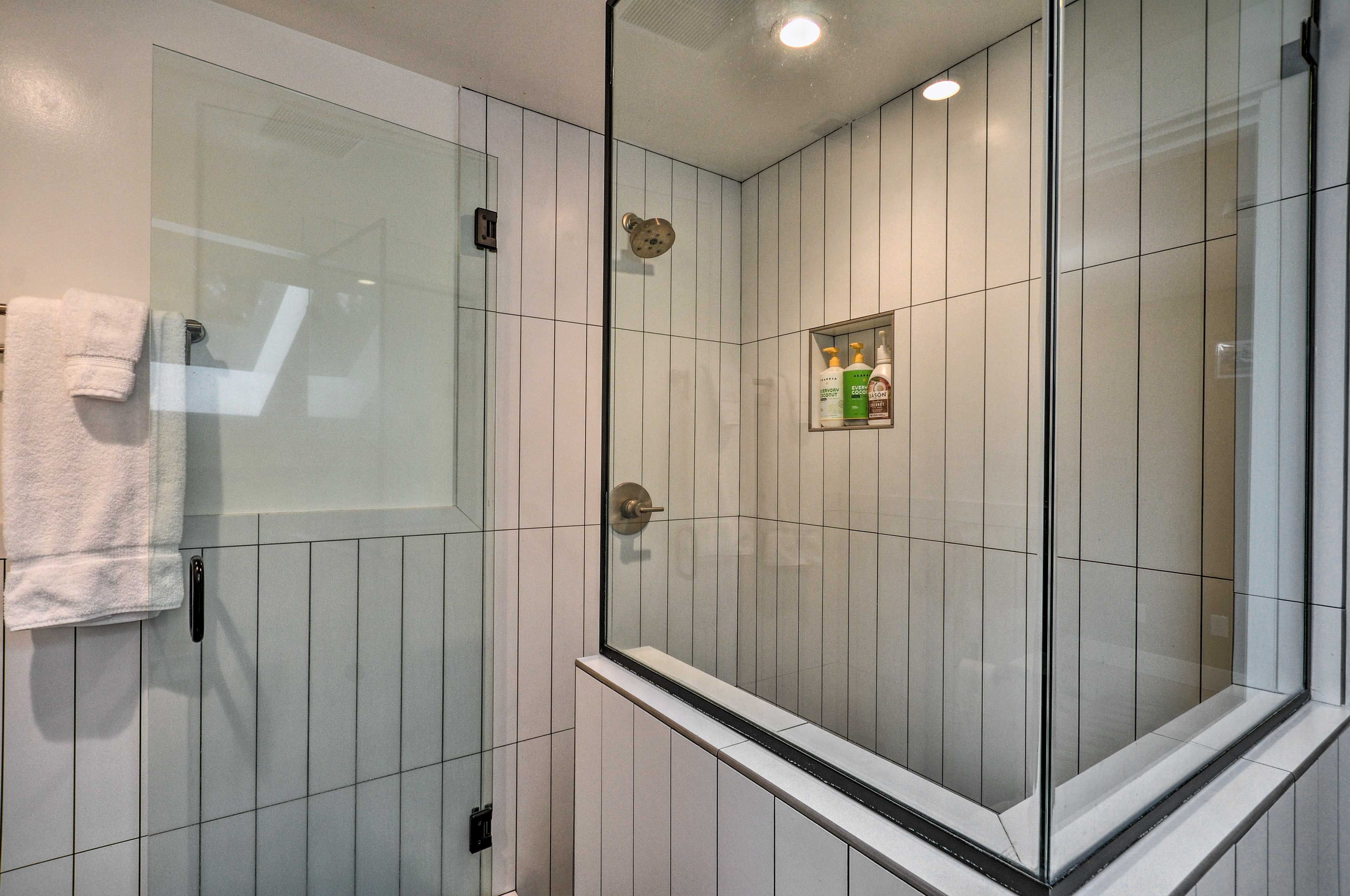 Full Bathroom | Towels Provided