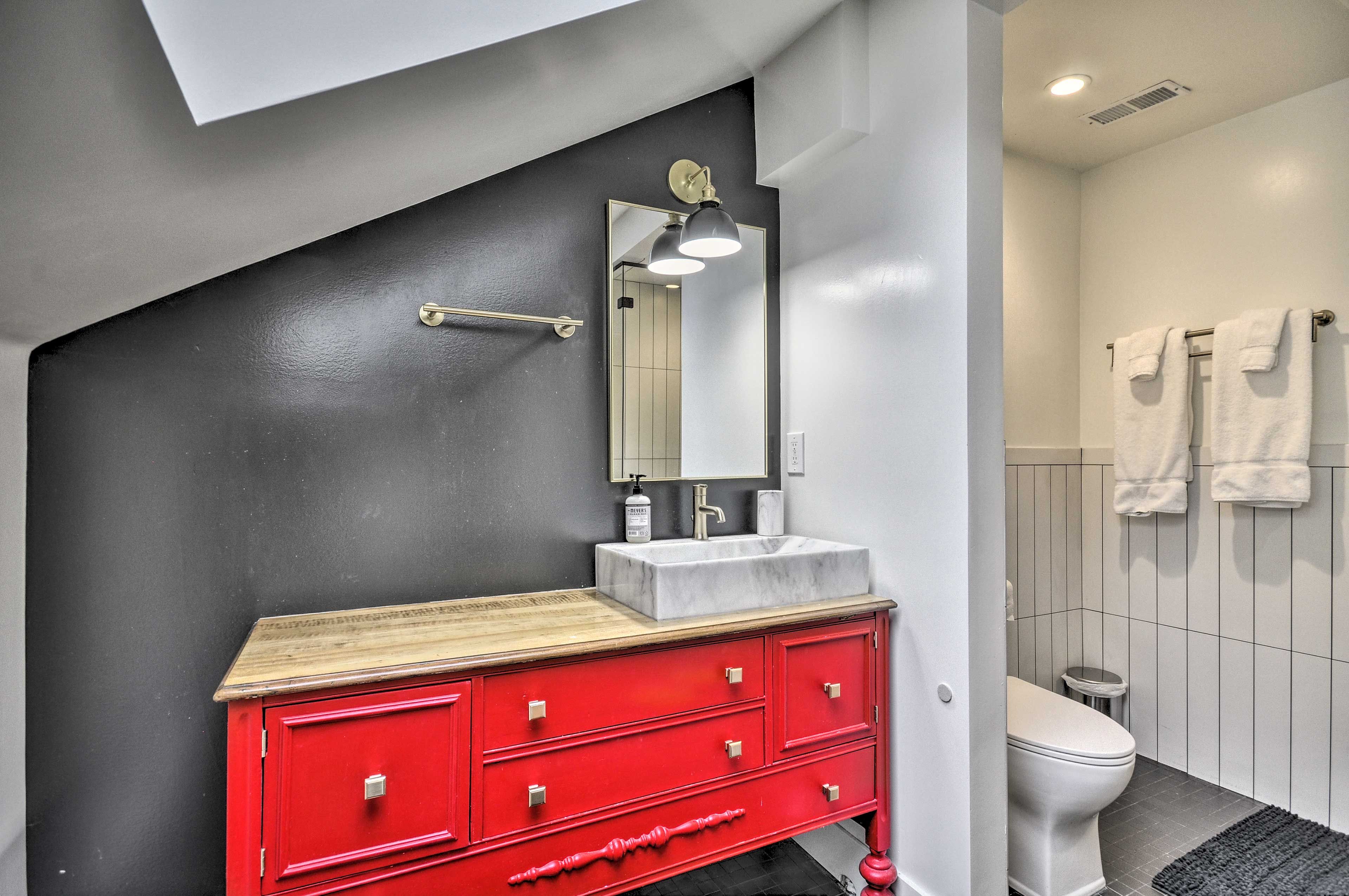 Full Bathroom | Complimentary Toiletries
