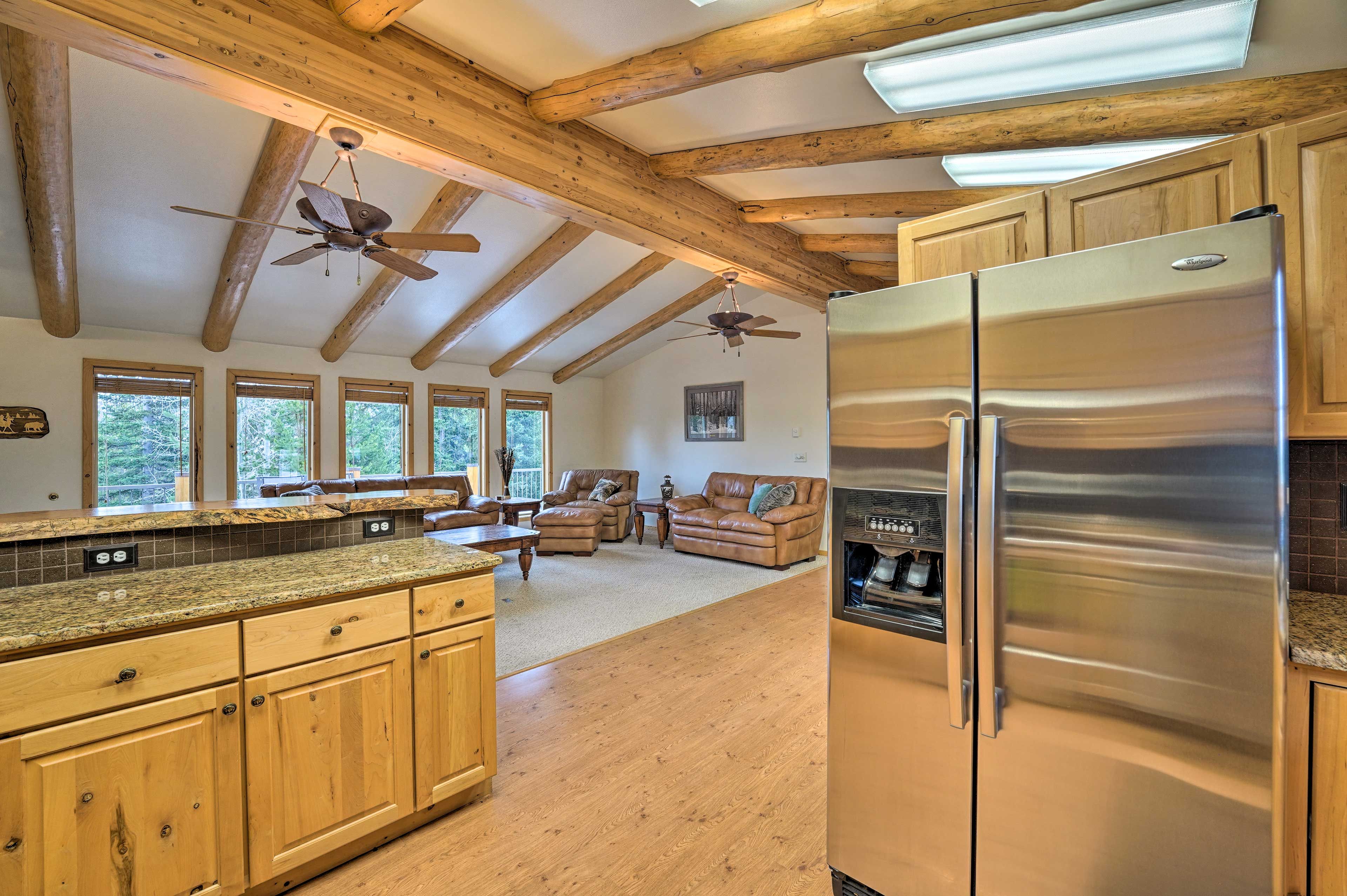 Kitchen | Paper Towels/Trash Bags Provided