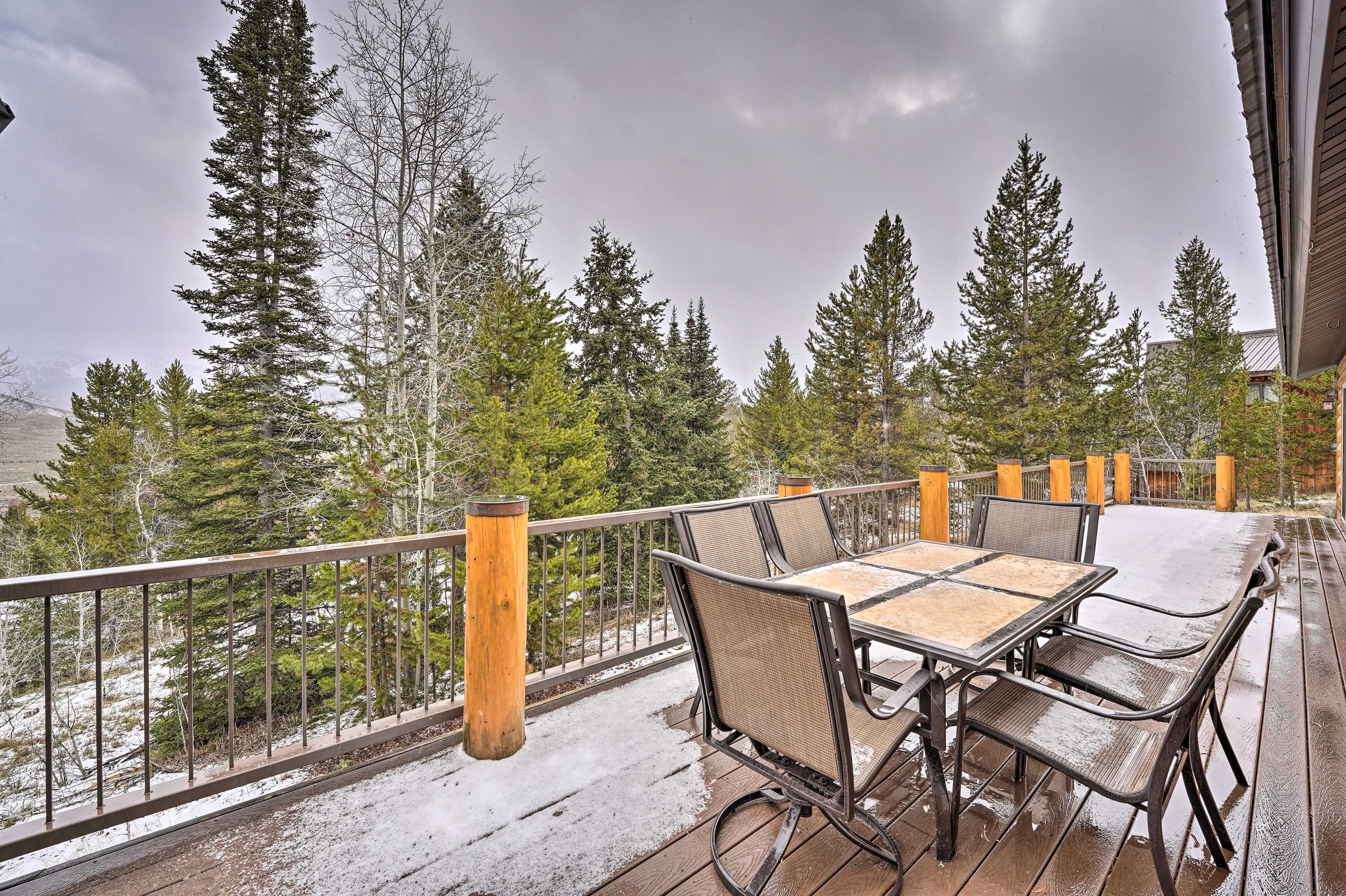 Deck | Outdoor Dining Table | Mountain Views