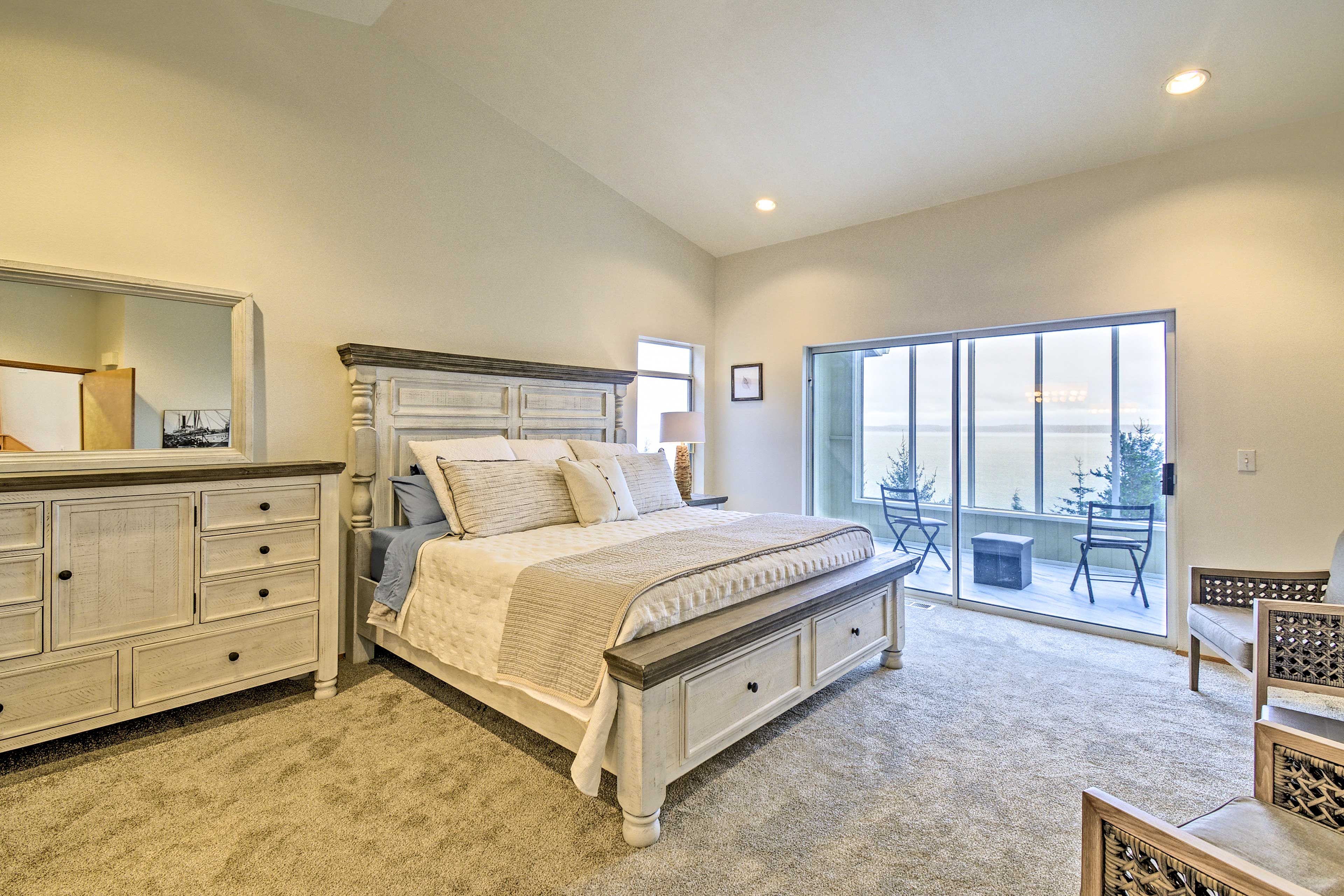 Bedroom 1 | King Bed | En-Suite Bathroom
