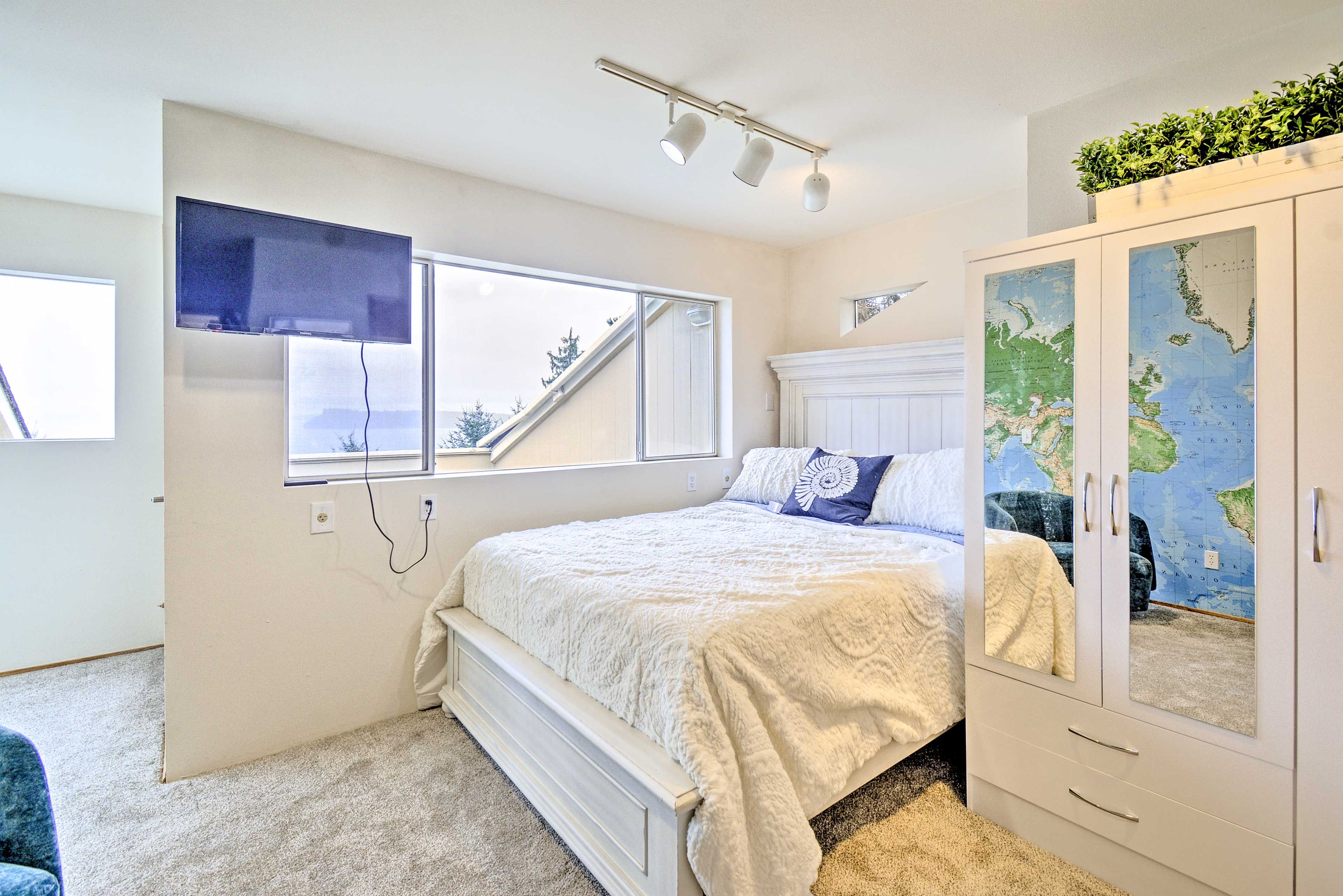 Bedroom 2 | Queen Bed | Linens & Towels Provided