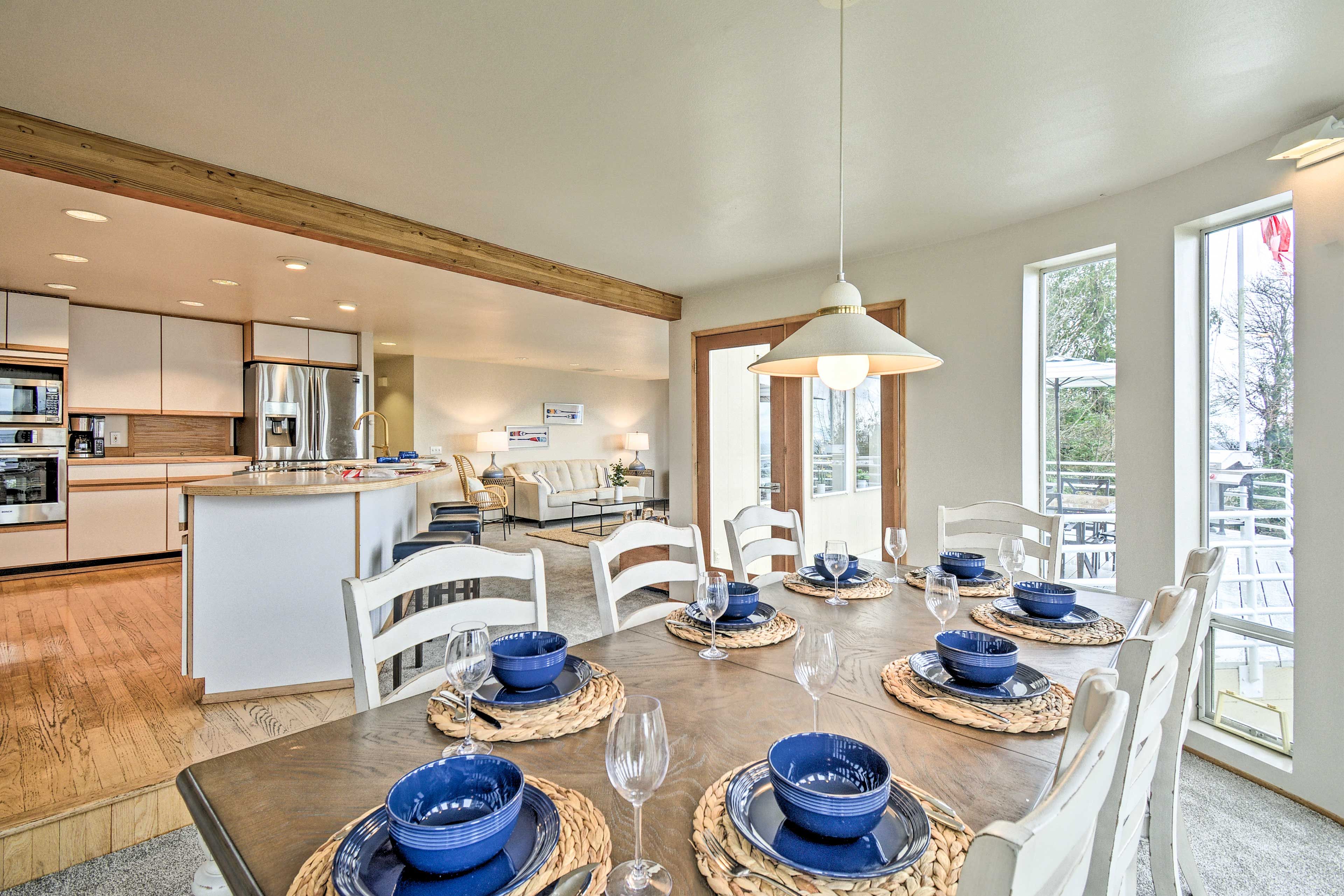 Dining Area | Dishware & Flatware Provided