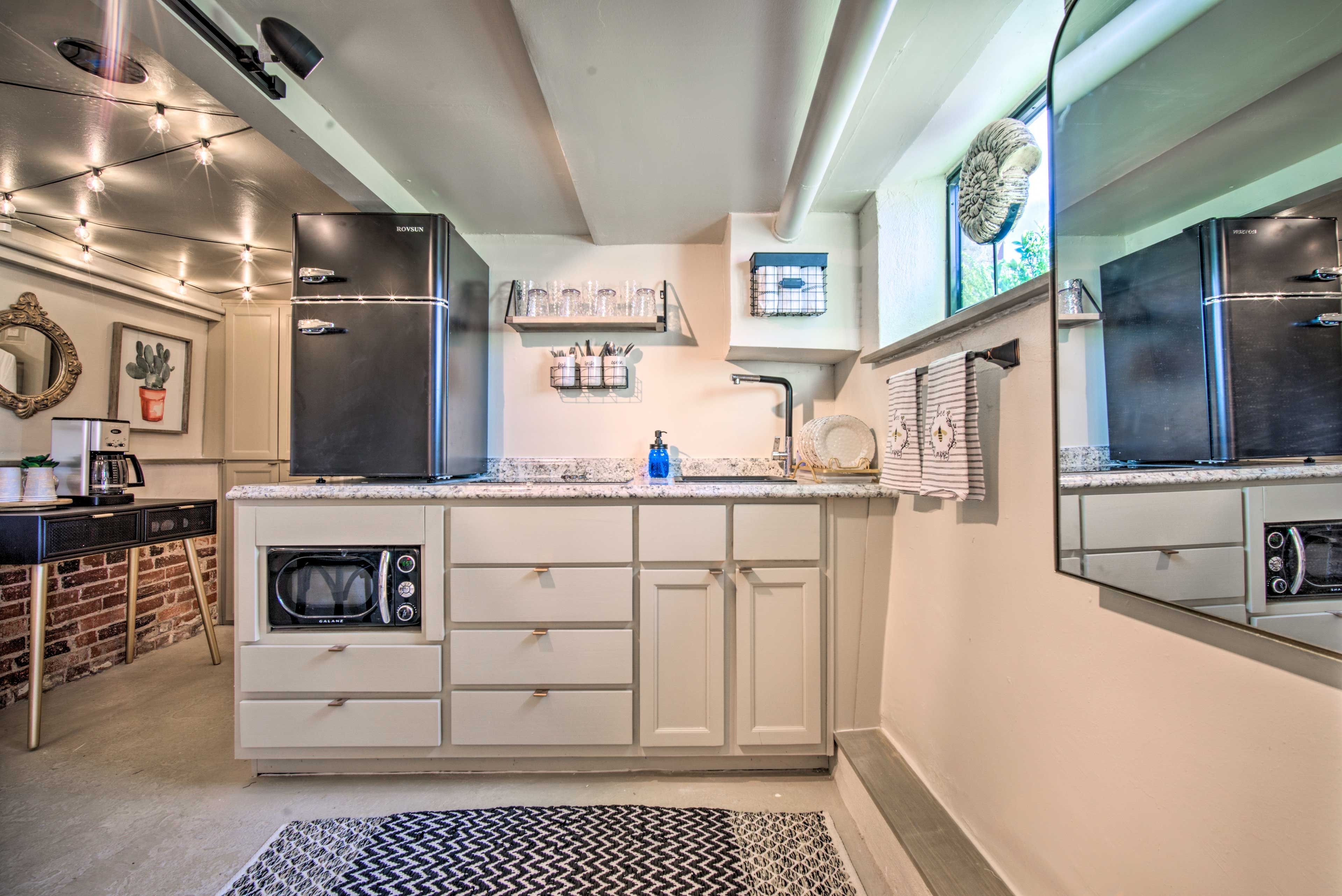 Kitchenette | Microwave