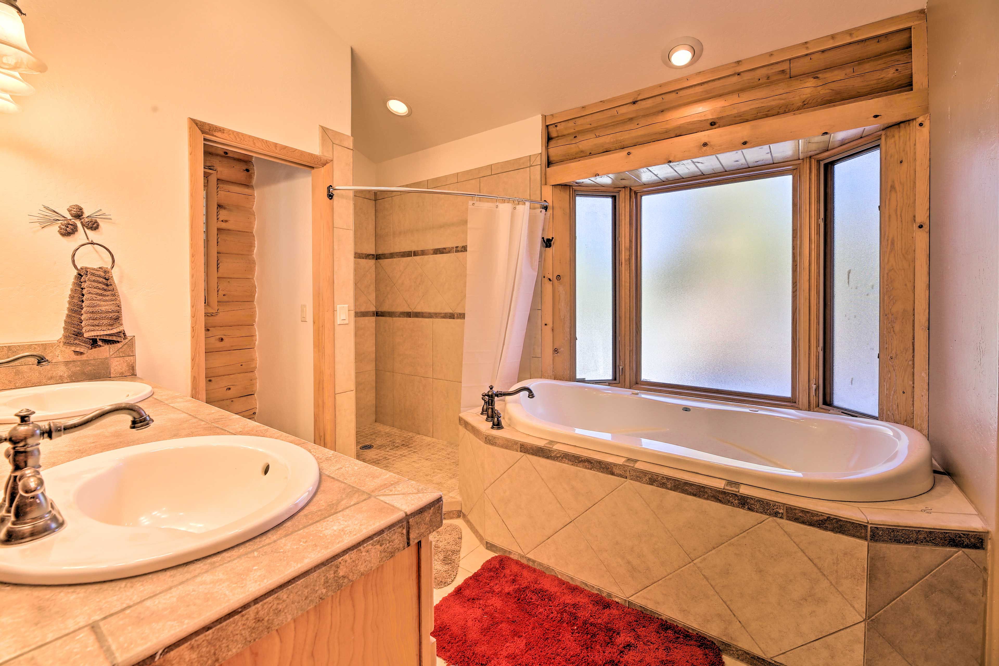 En-Suite Bathroom w/ Soaking Tub | Complimentary Toiletries