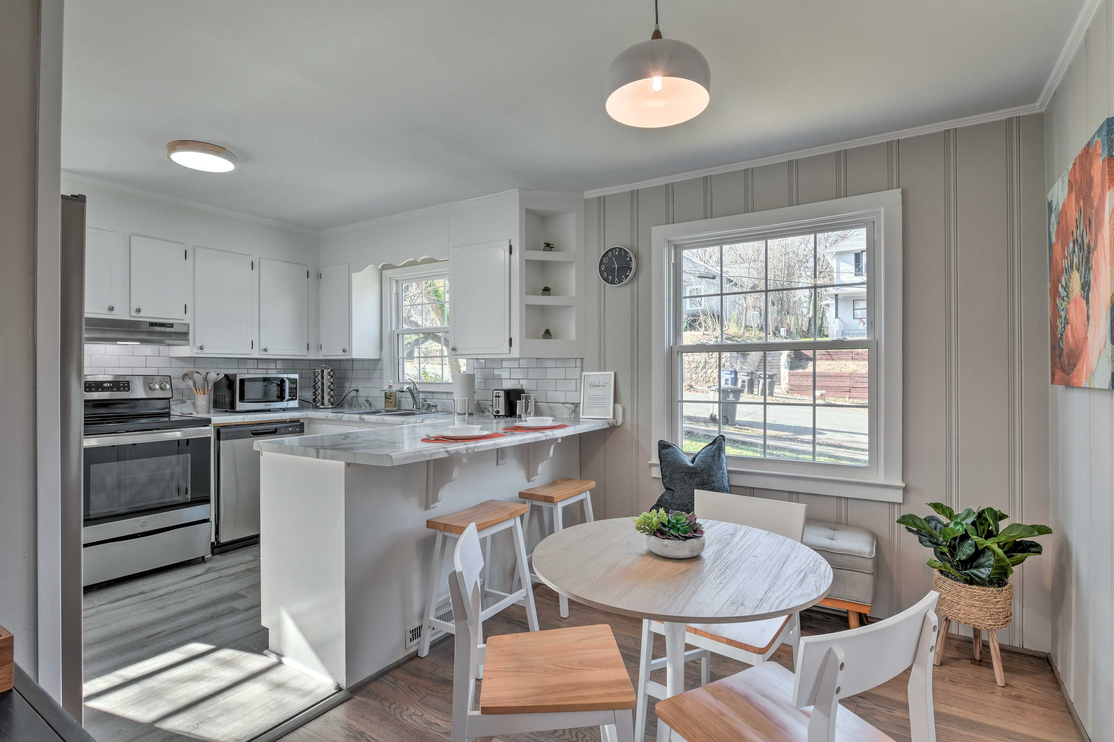 Kitchen | Fully Equipped w/ Cooking Basics
