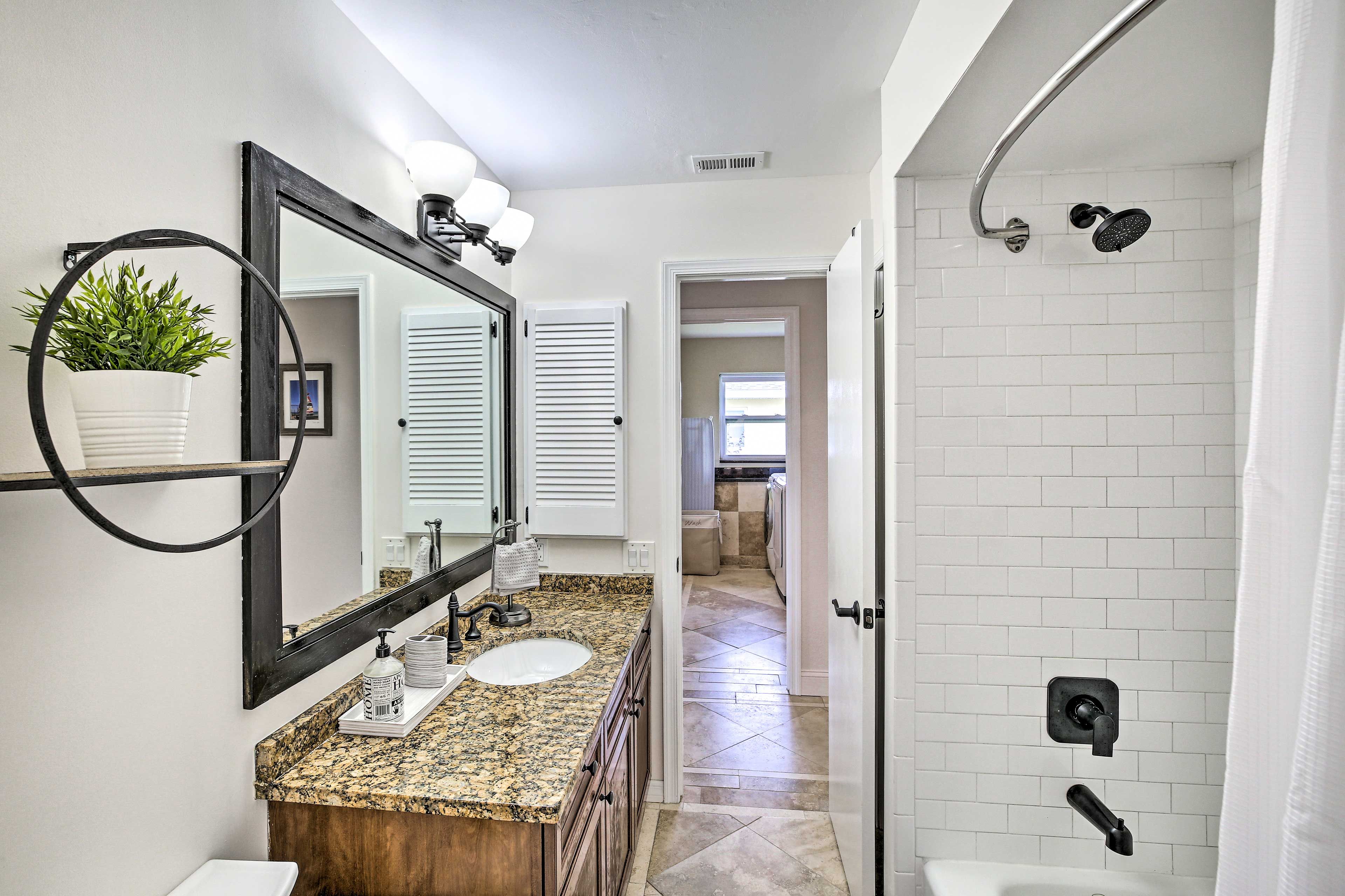 Full Bathroom | Towels Provided