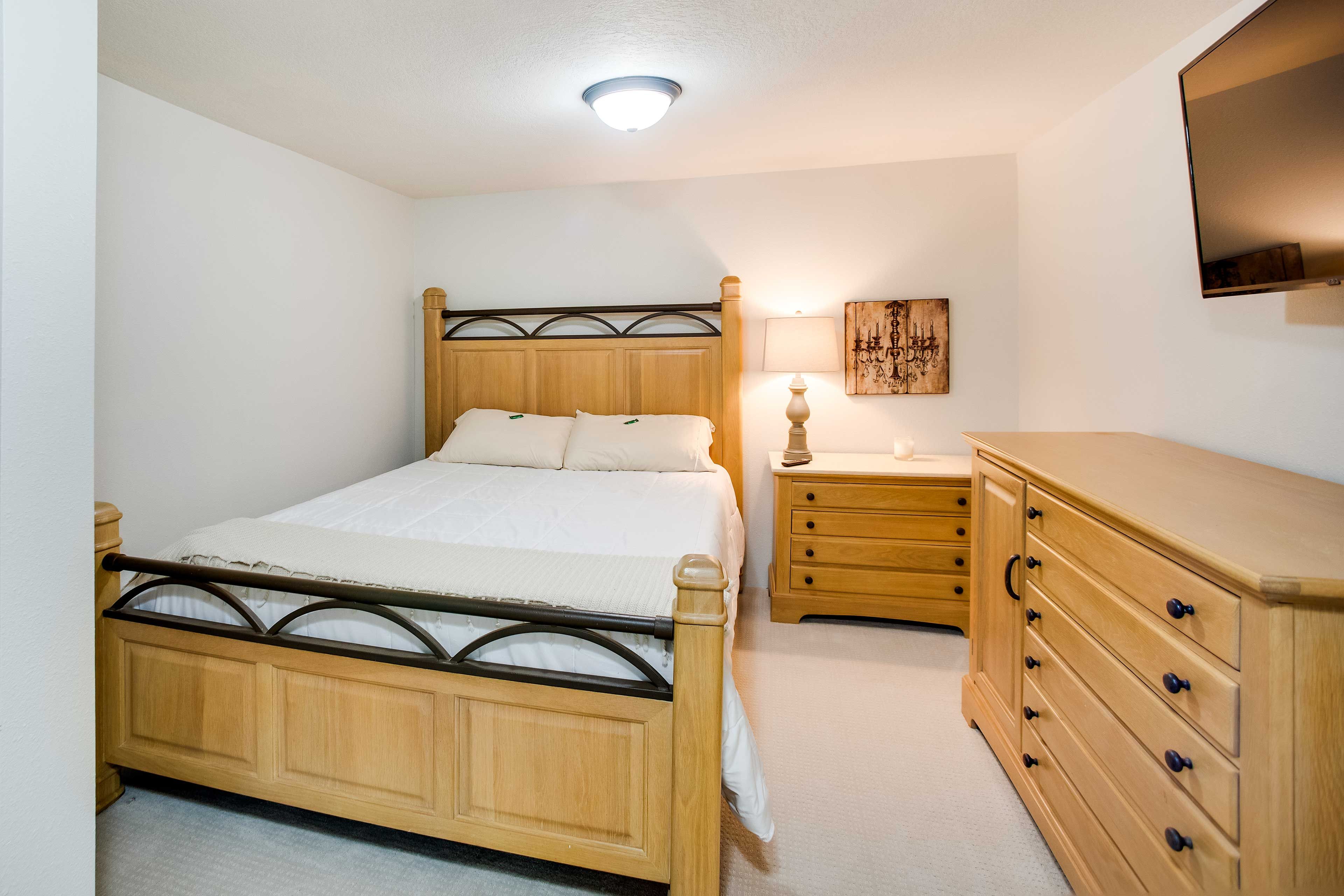 Bedroom 2 | Queen Bed | Basement