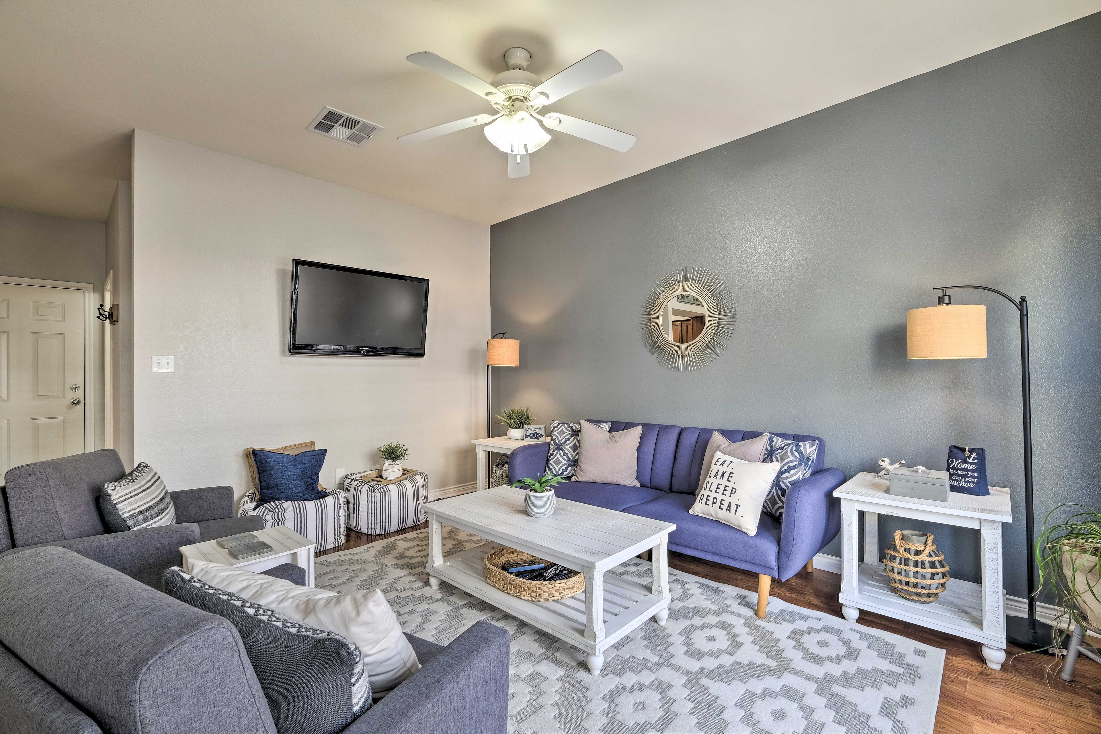 Living Room | Smart TV | Free WiFi | Full Futon