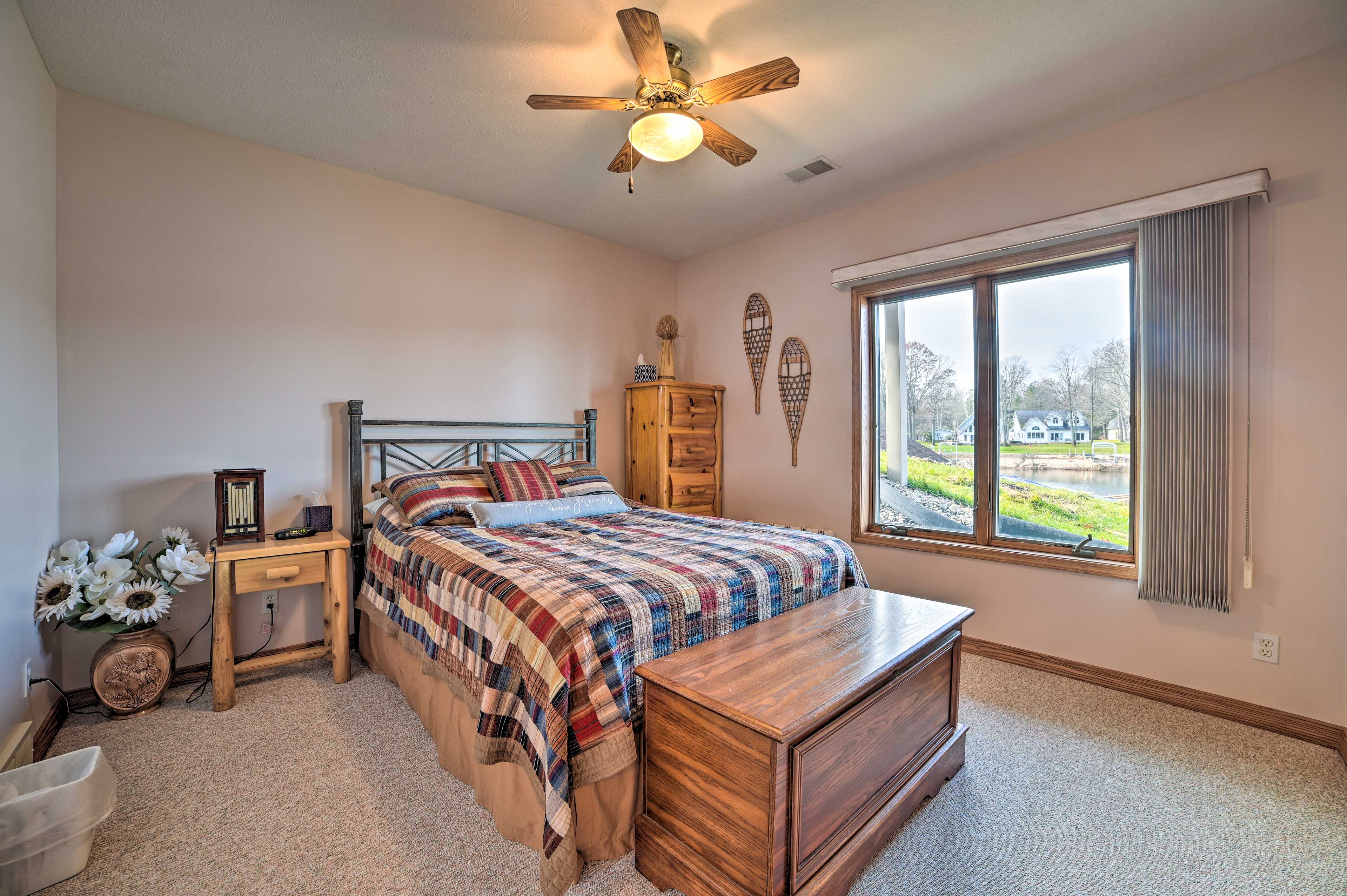 Bedroom 1 | Queen Bed | Ground Floor
