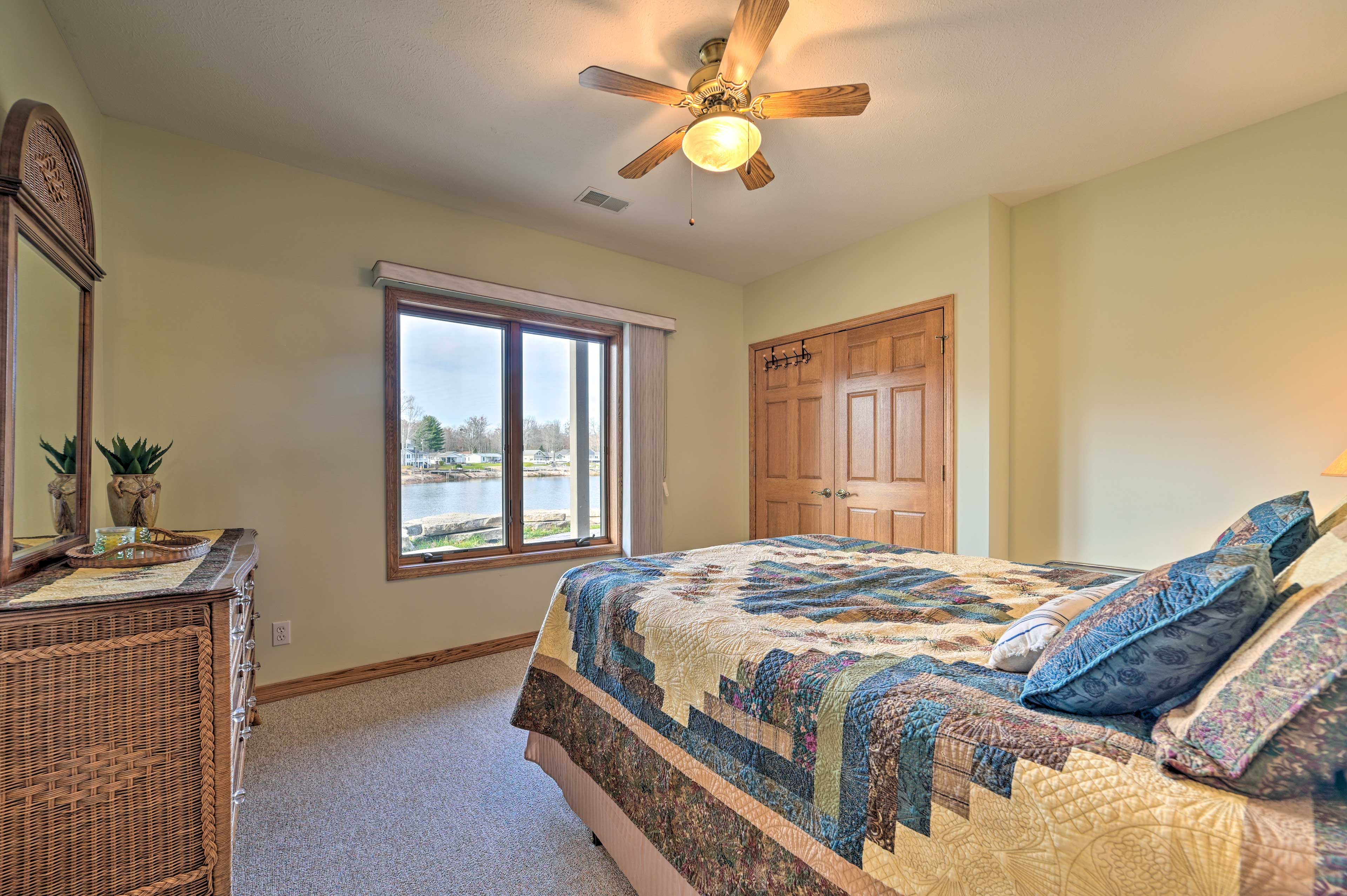 Bedroom 2 | Queen Bed | Ground Floor