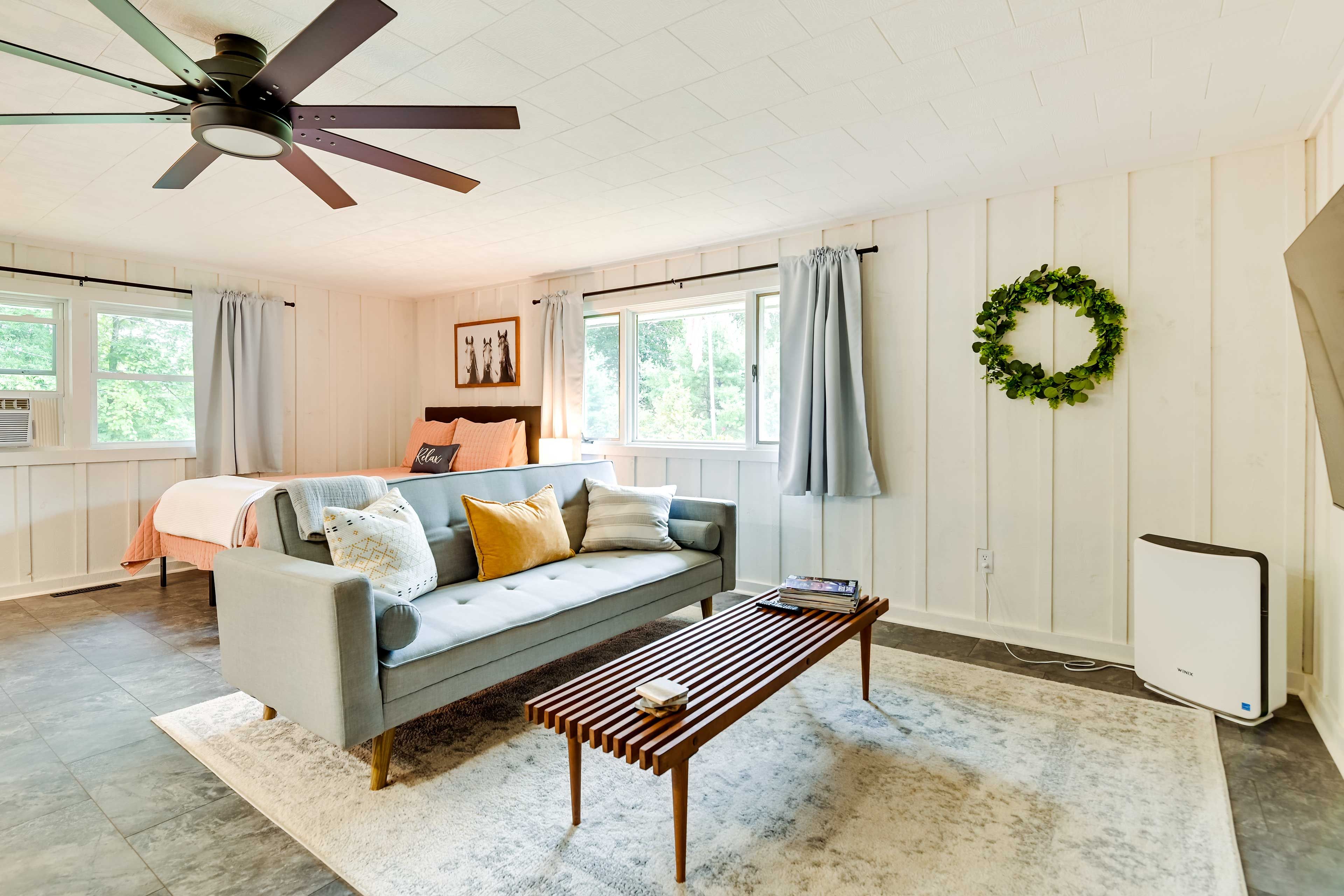Studio | Queen Bed | Futon