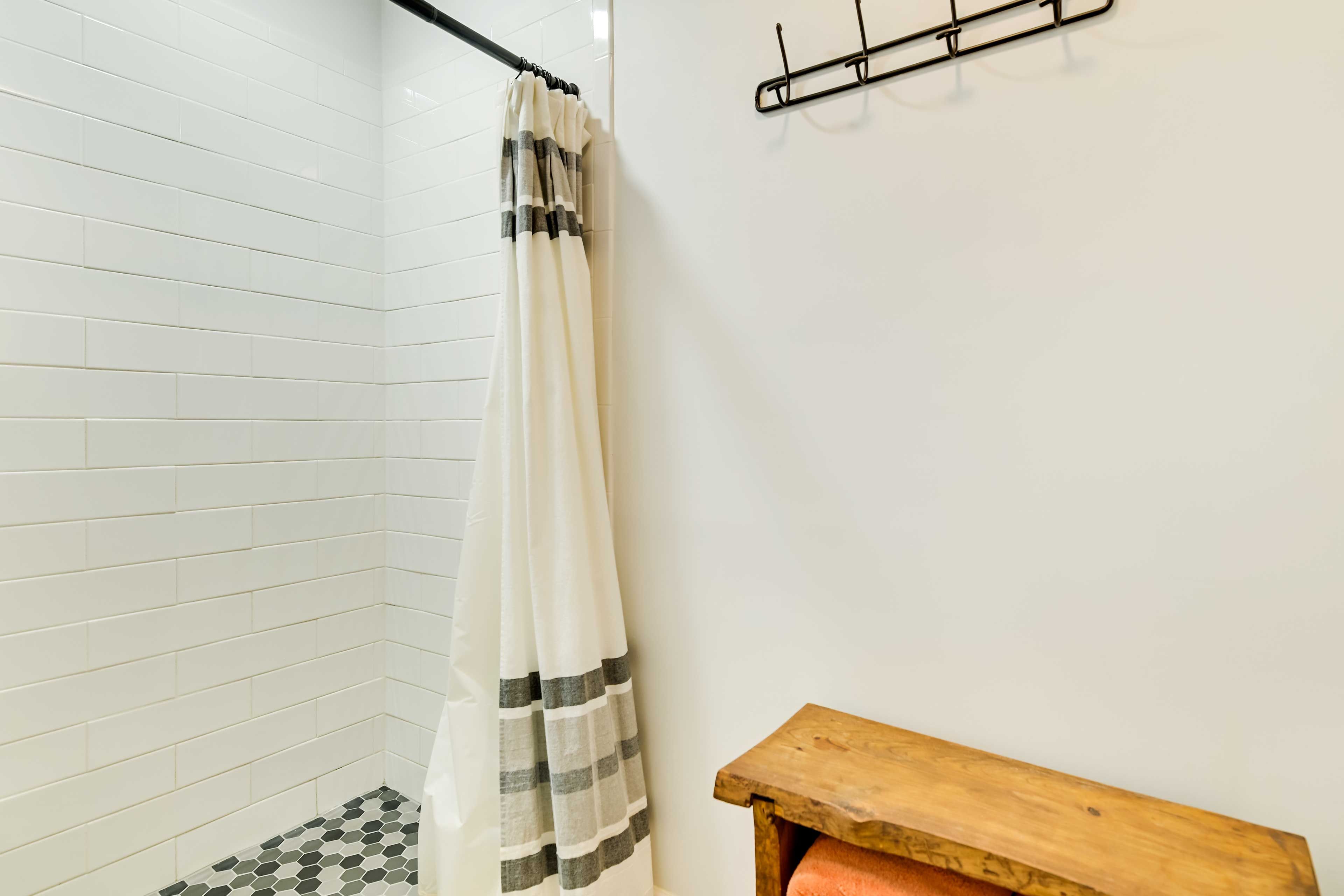 Full Bathroom | Towels Provided | Complimentary Toiletries