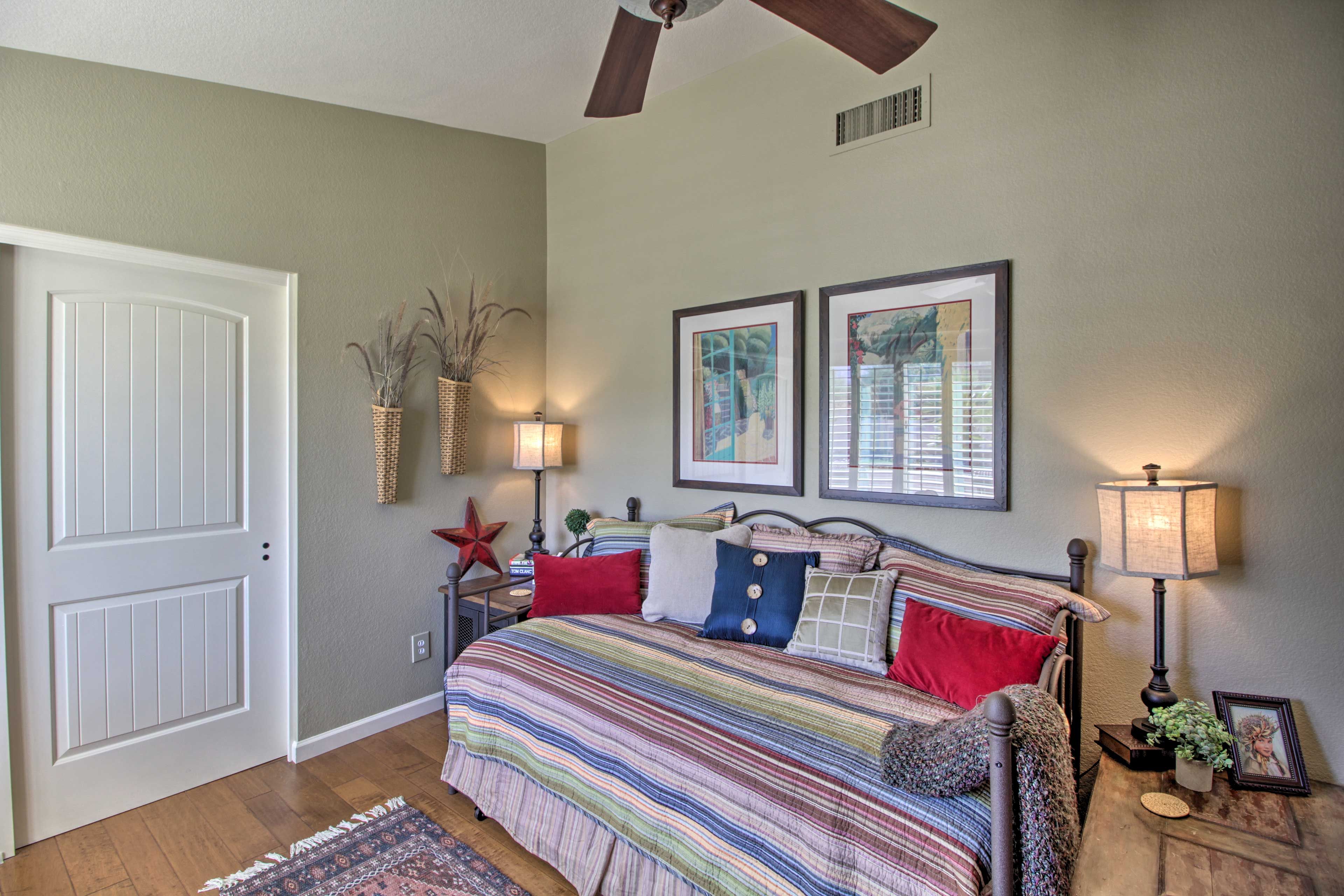 Bedroom 2 | Twin Daybed w/ Twin Trundle