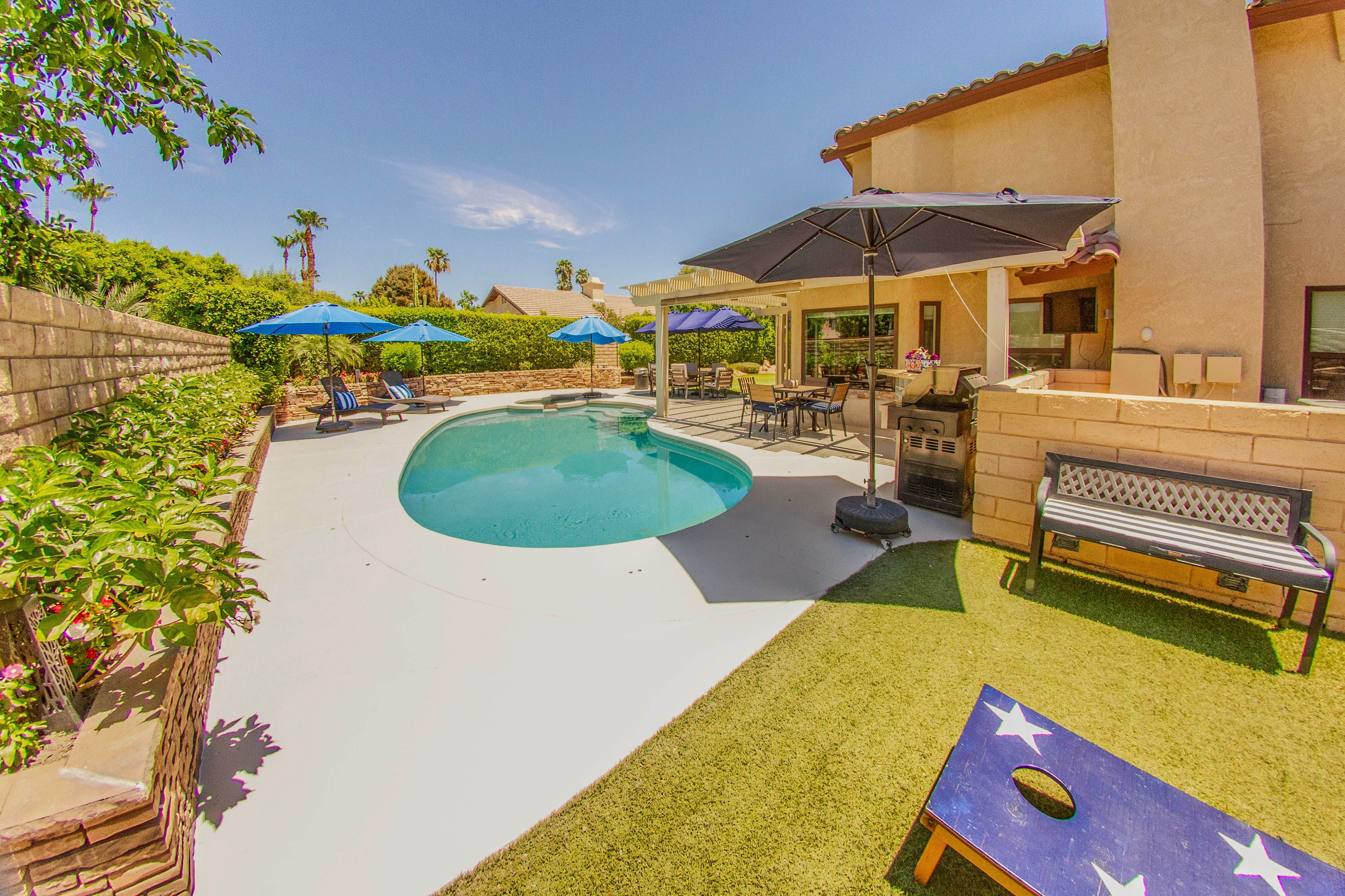 Private Yard | Cornhole | Putting Green