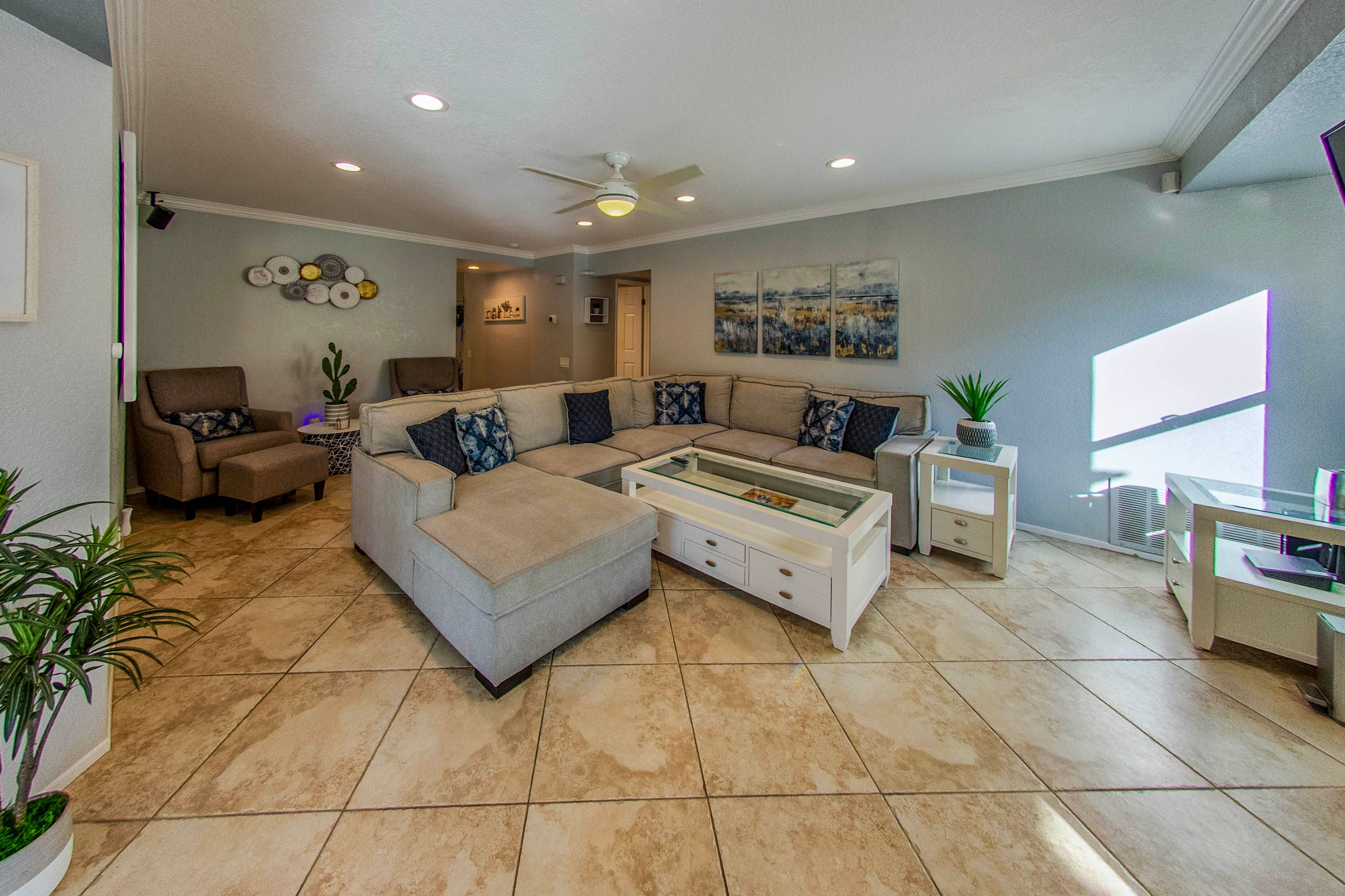 Living Room | Free WiFi (400 Mbps) | Smart TV w/ Local Channels