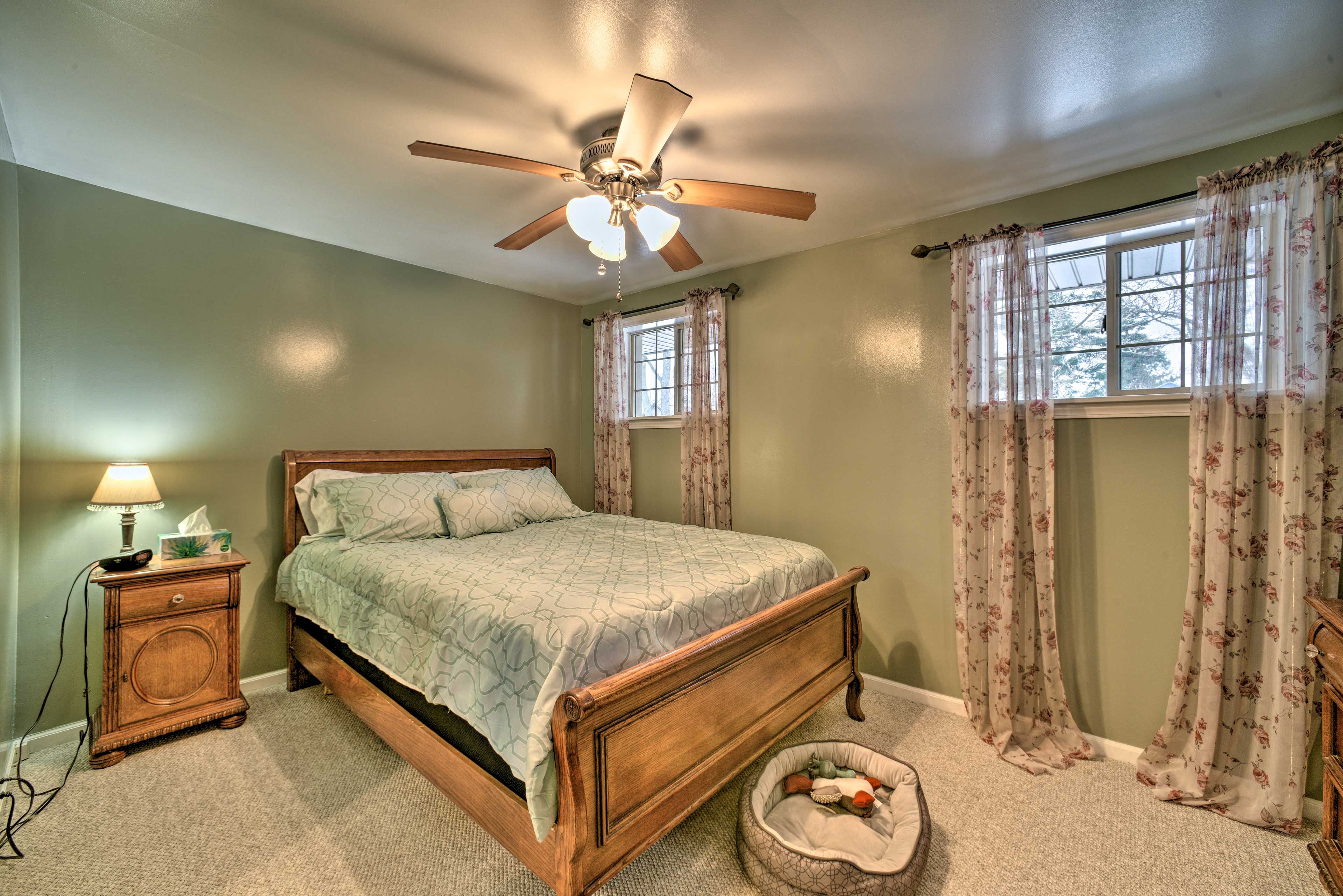 Bedroom 1 | Queen Bed