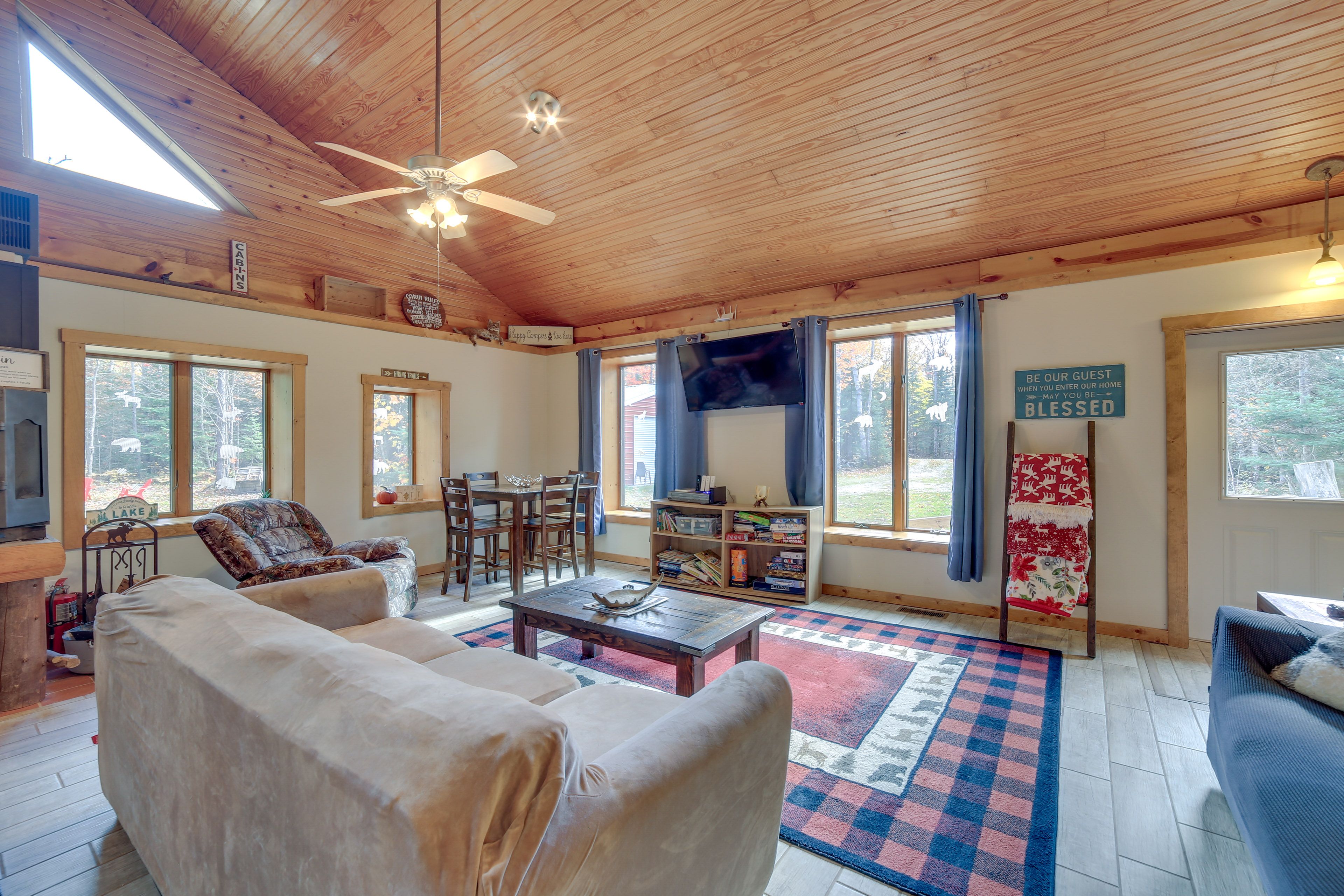 Living Room | Fireplace | Free WiFi | Board Games | Books | Open Floor Plan