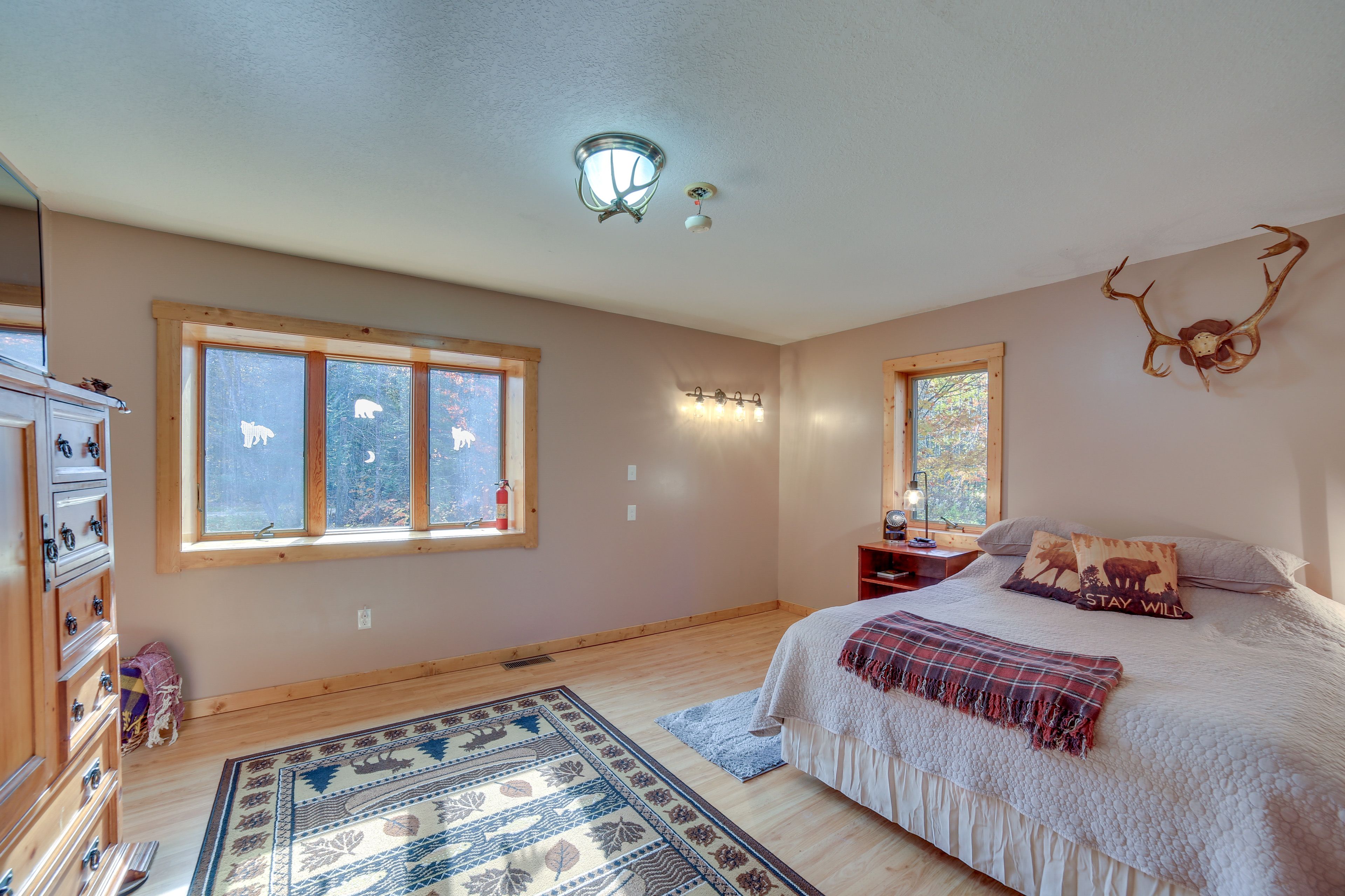 Bedroom 1 | Queen Bed | En-Suite Bathroom
