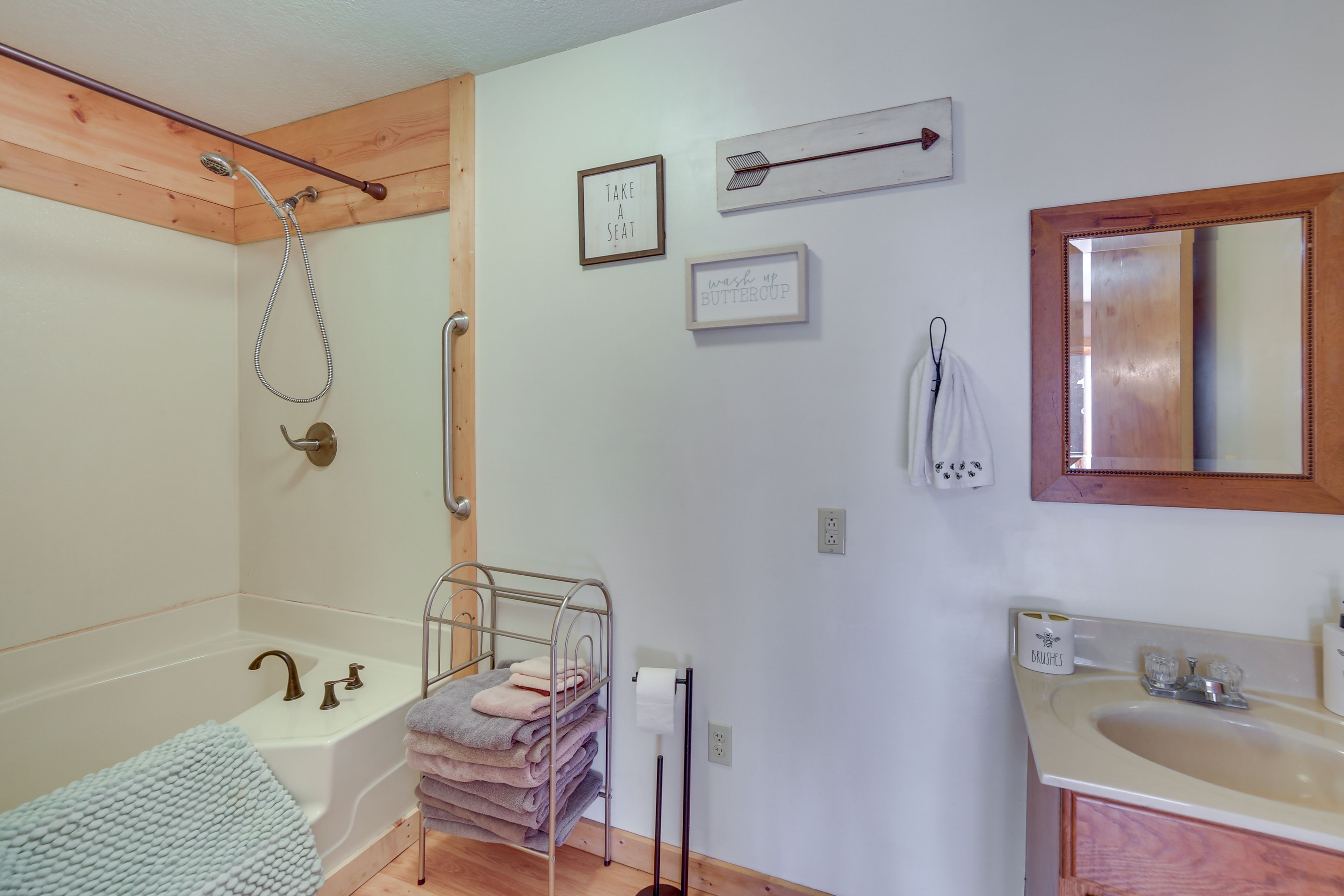 En-Suite Bathroom | Towels & Linens Provided | Complimentary Toiletries