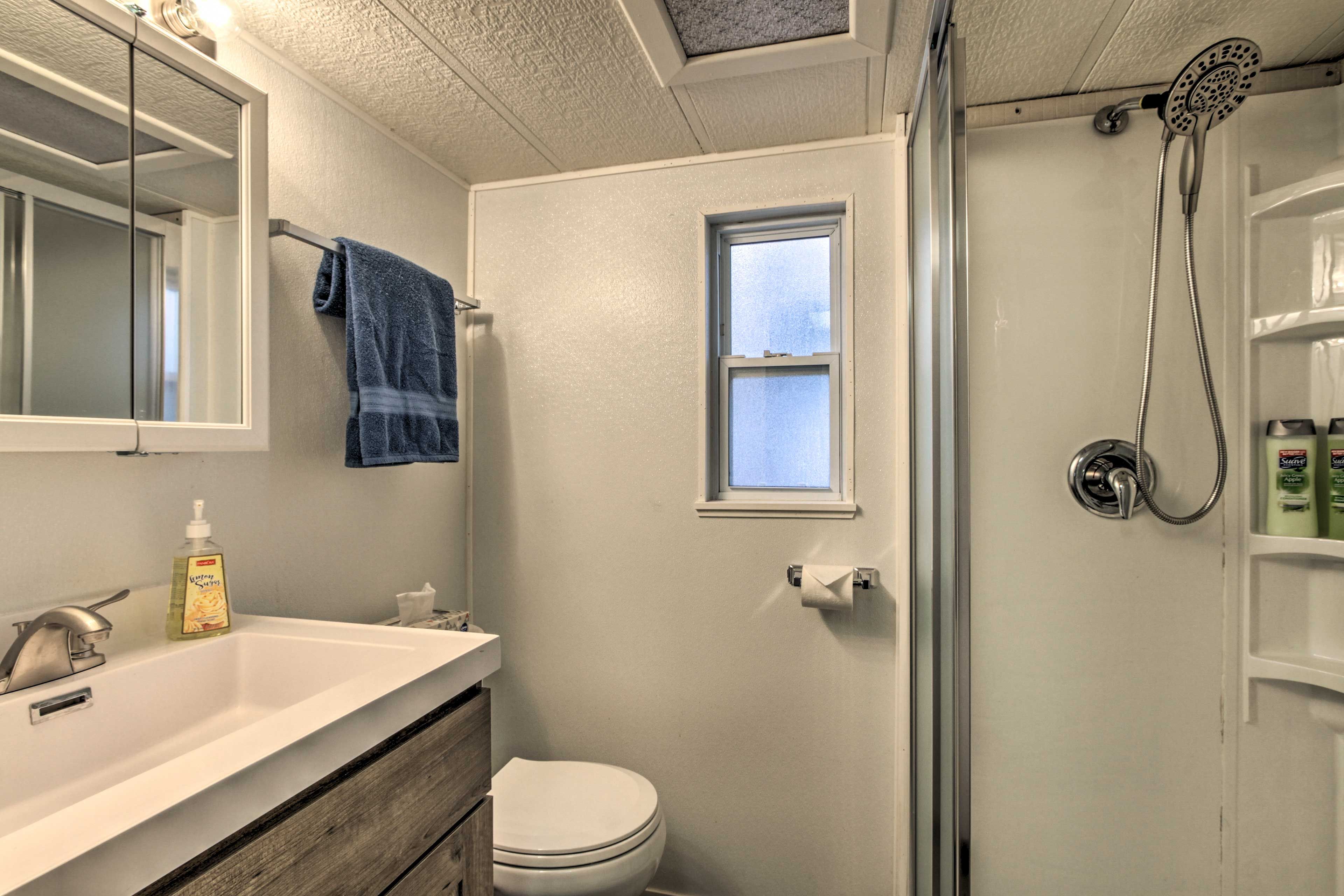 Full Bathroom | 1st Floor | Towels Provided