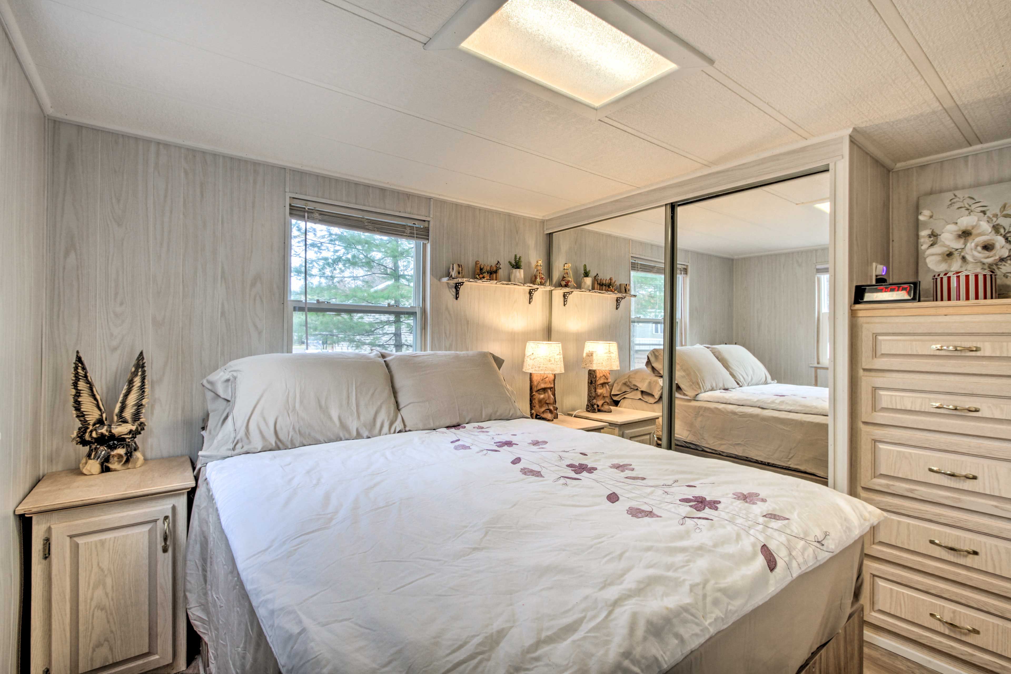 Bedroom | 1st Floor | Queen Bed