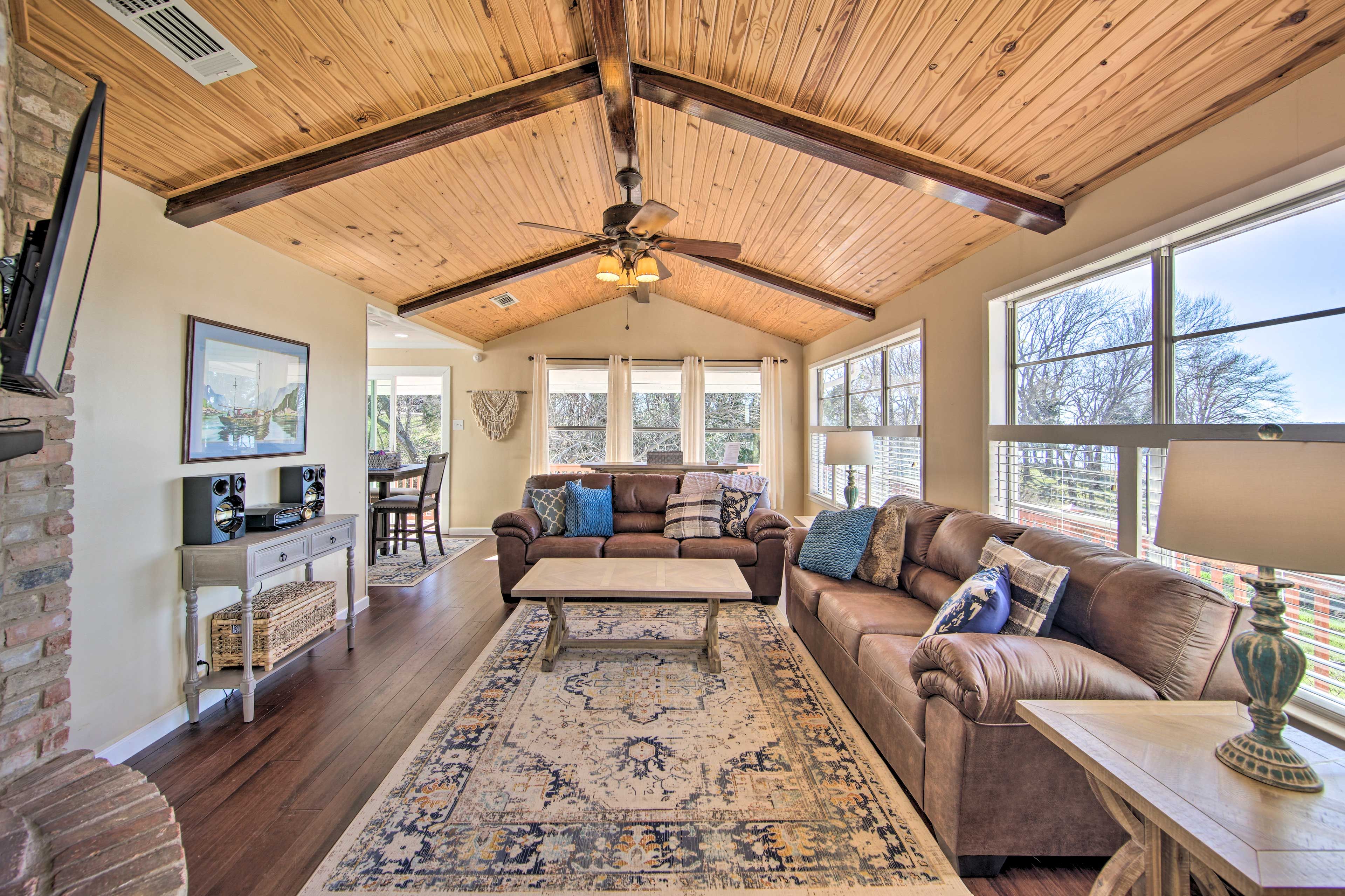 Living Room | Single-Story Home | Smart TV | Wood-Burning Fireplace | Free WiFi