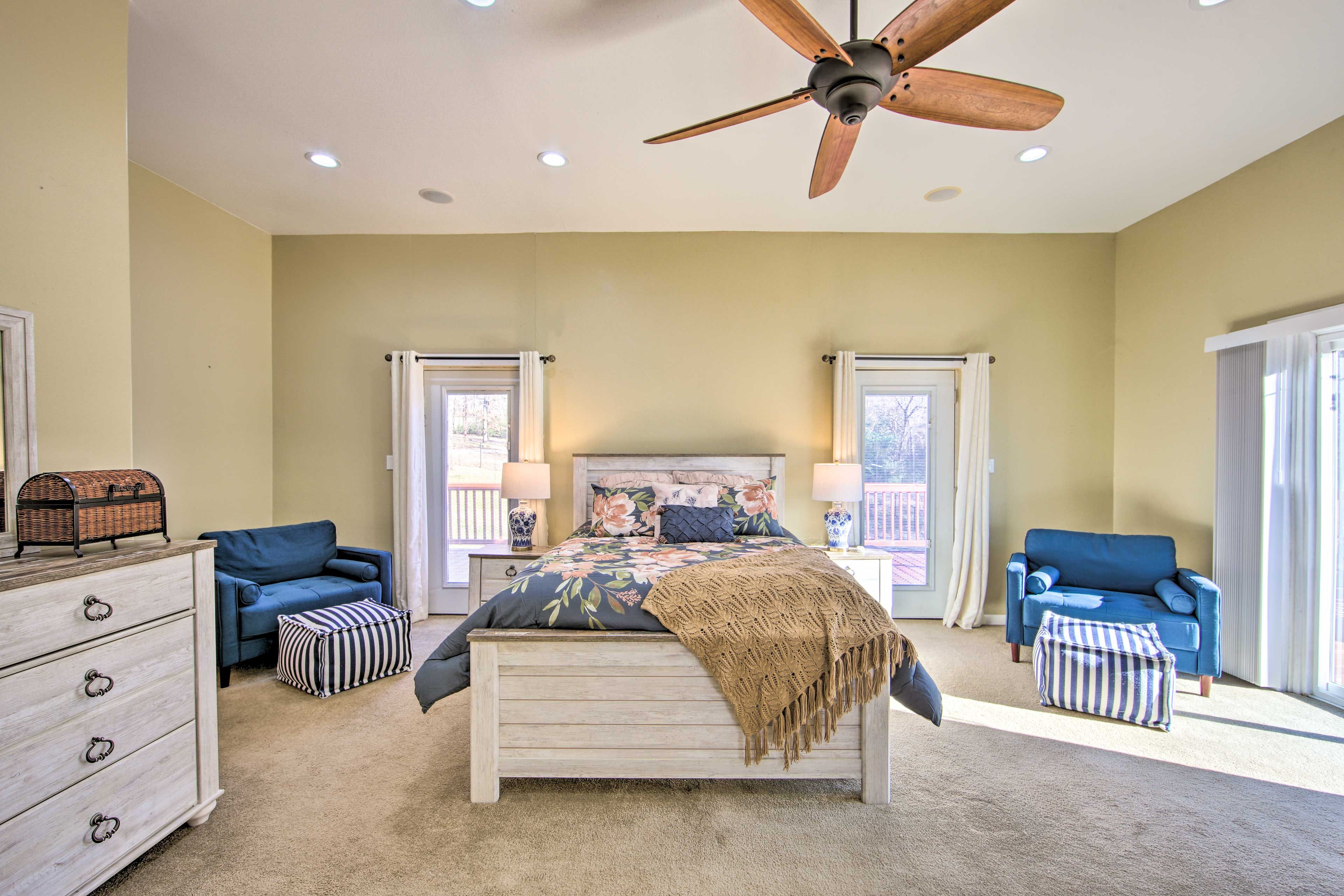 Bedroom 1 | Queen Bed | Linens Provided | En-Suite Bathroom