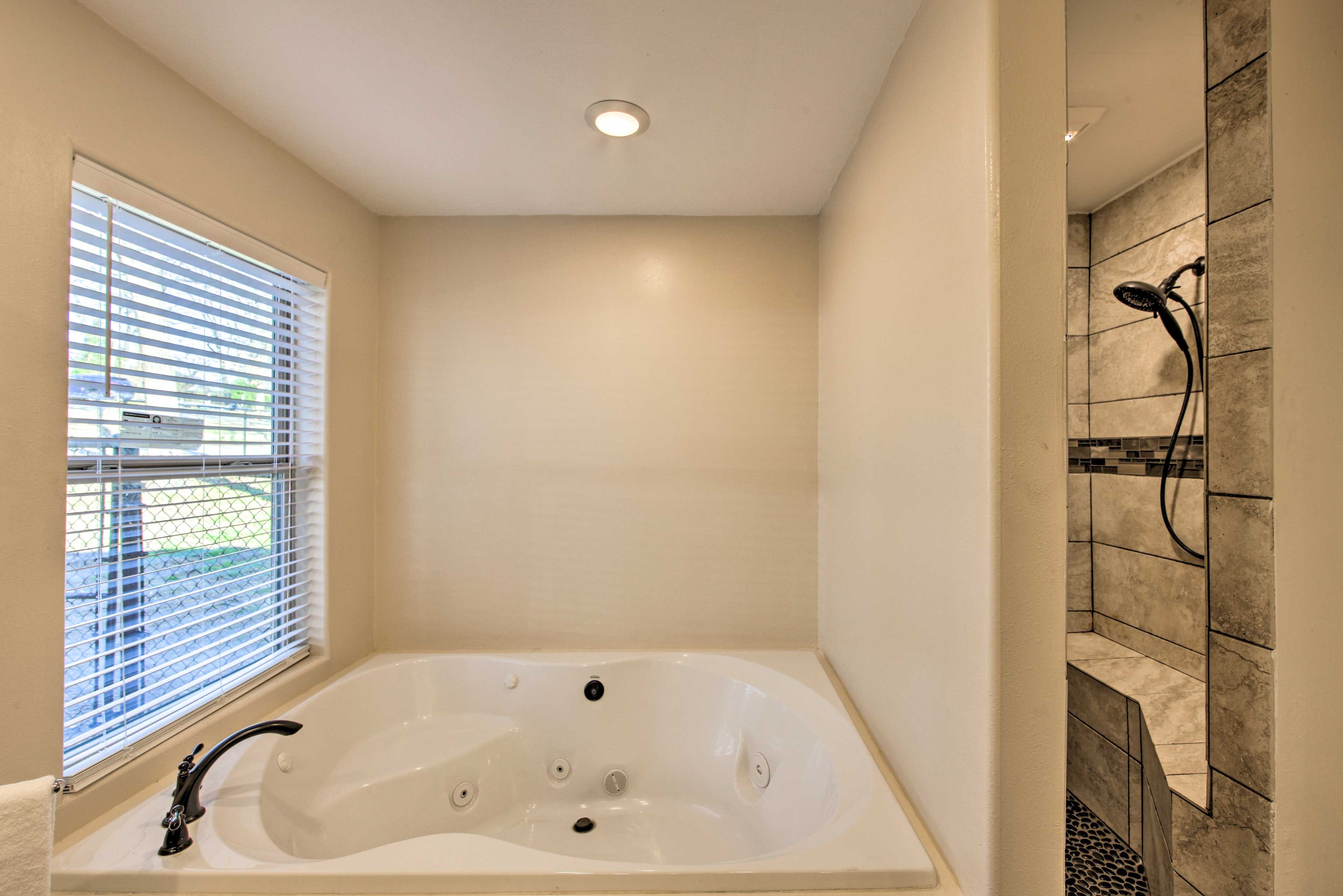 Full Bathroom | Jetted Tub | Complimentary Toiletries