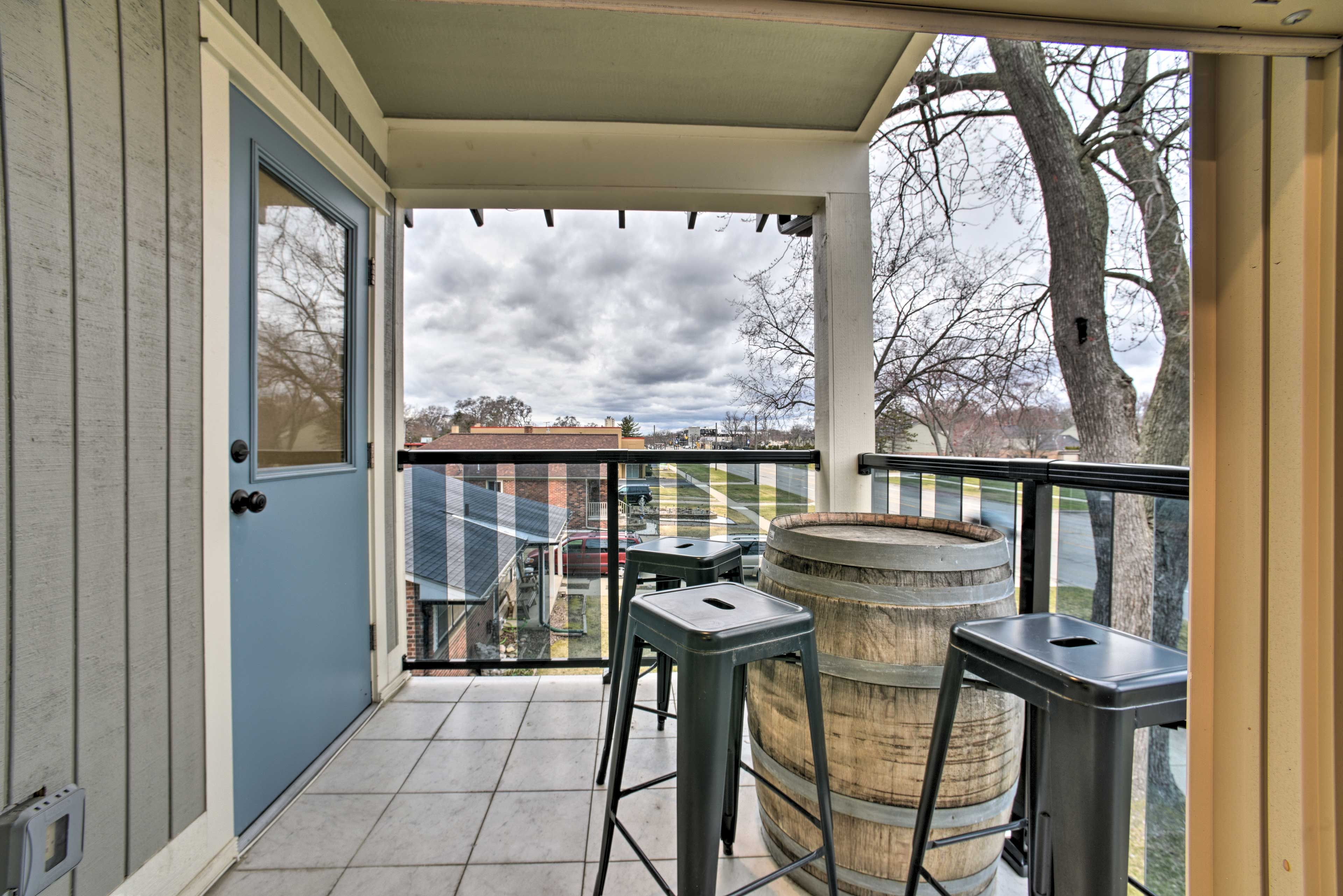 Covered 2nd-Level Balcony