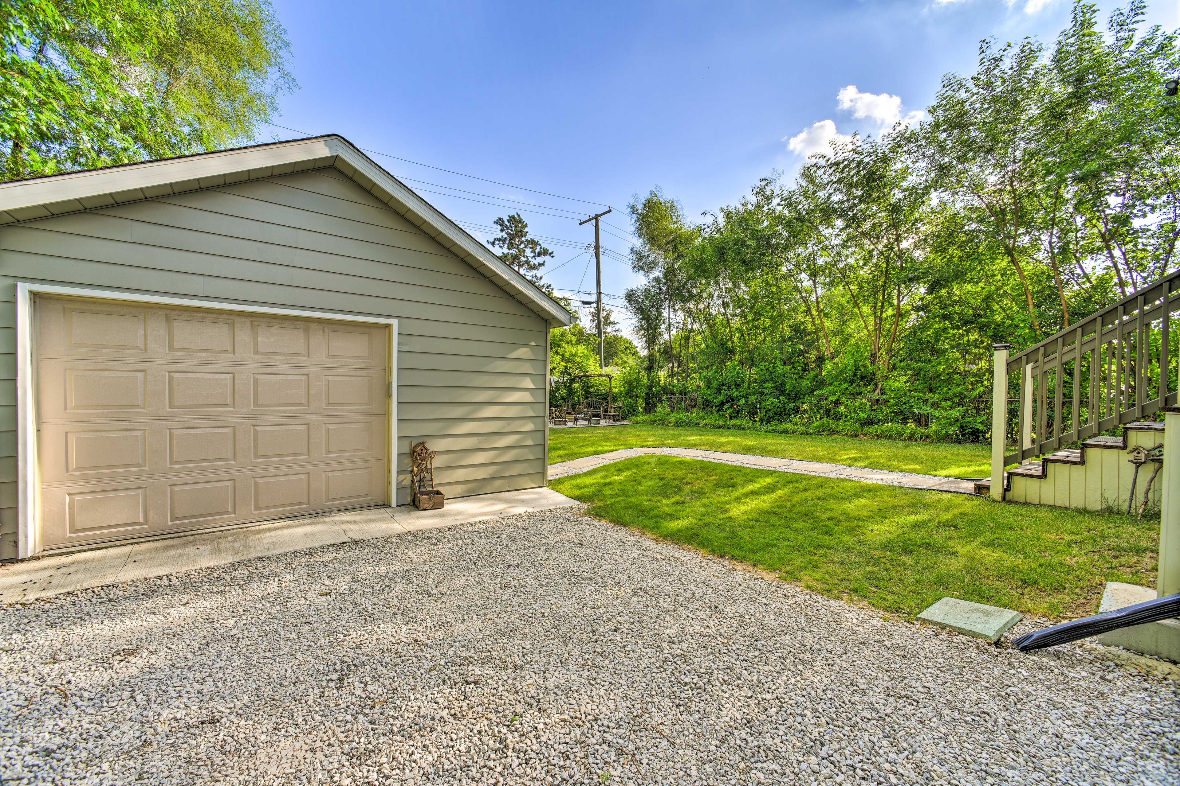 Exterior | Parking | Garage (1 Vehicle) | Driveway (5 Vehicles)