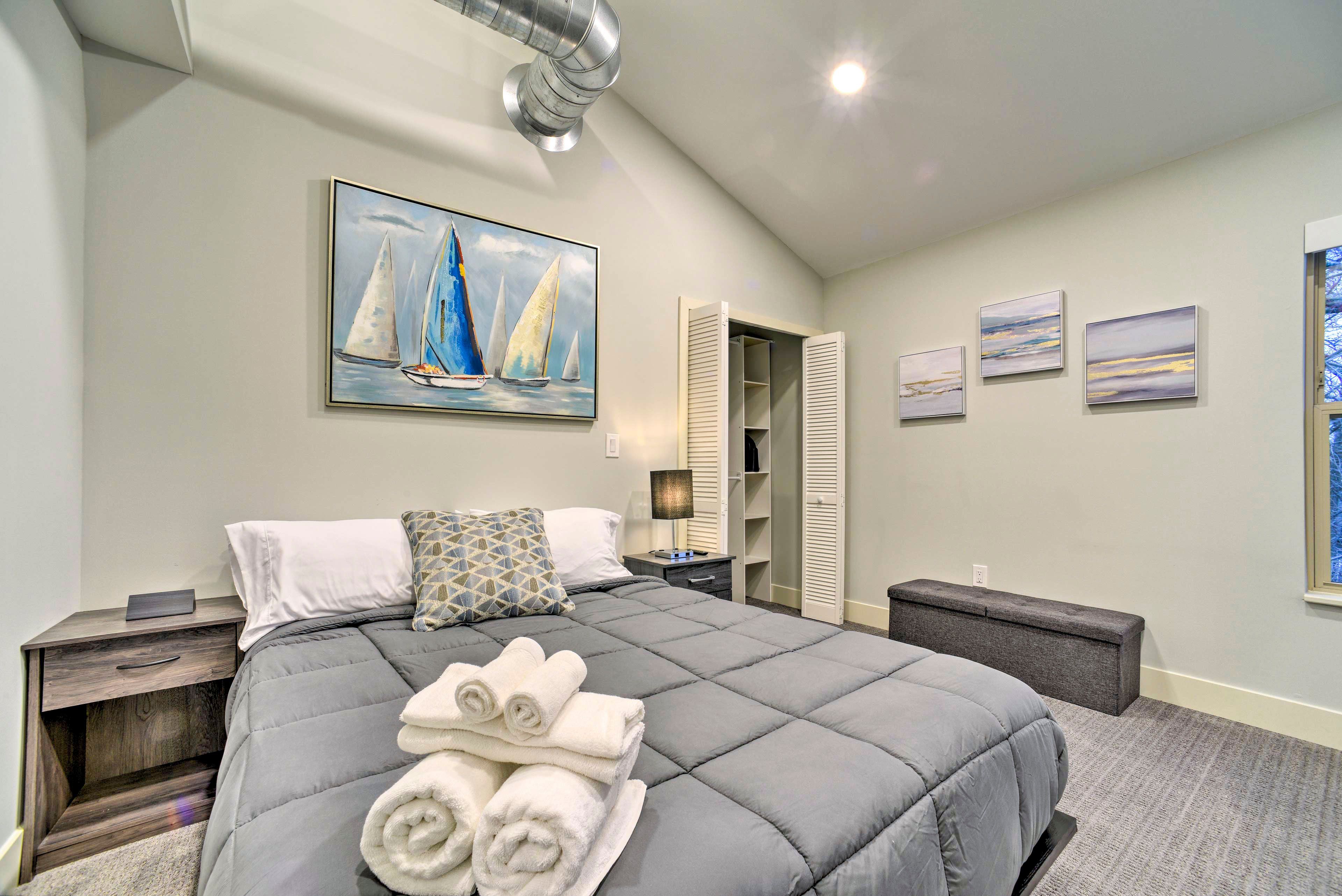Bedroom 3 | Queen Bed | 2nd Level | Smart TV