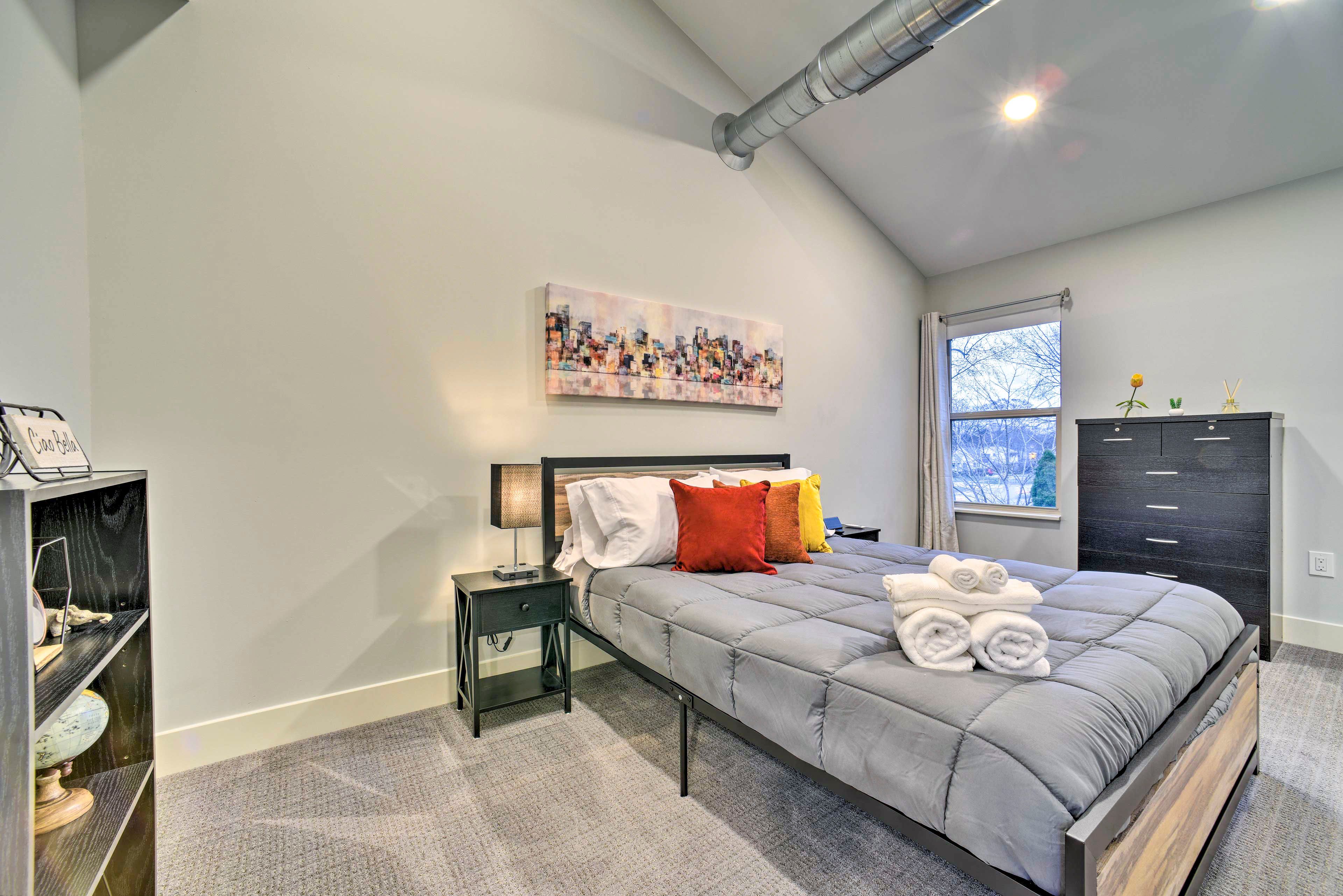 Bedroom 2 | Queen Bed | 2nd Level | Smart TV